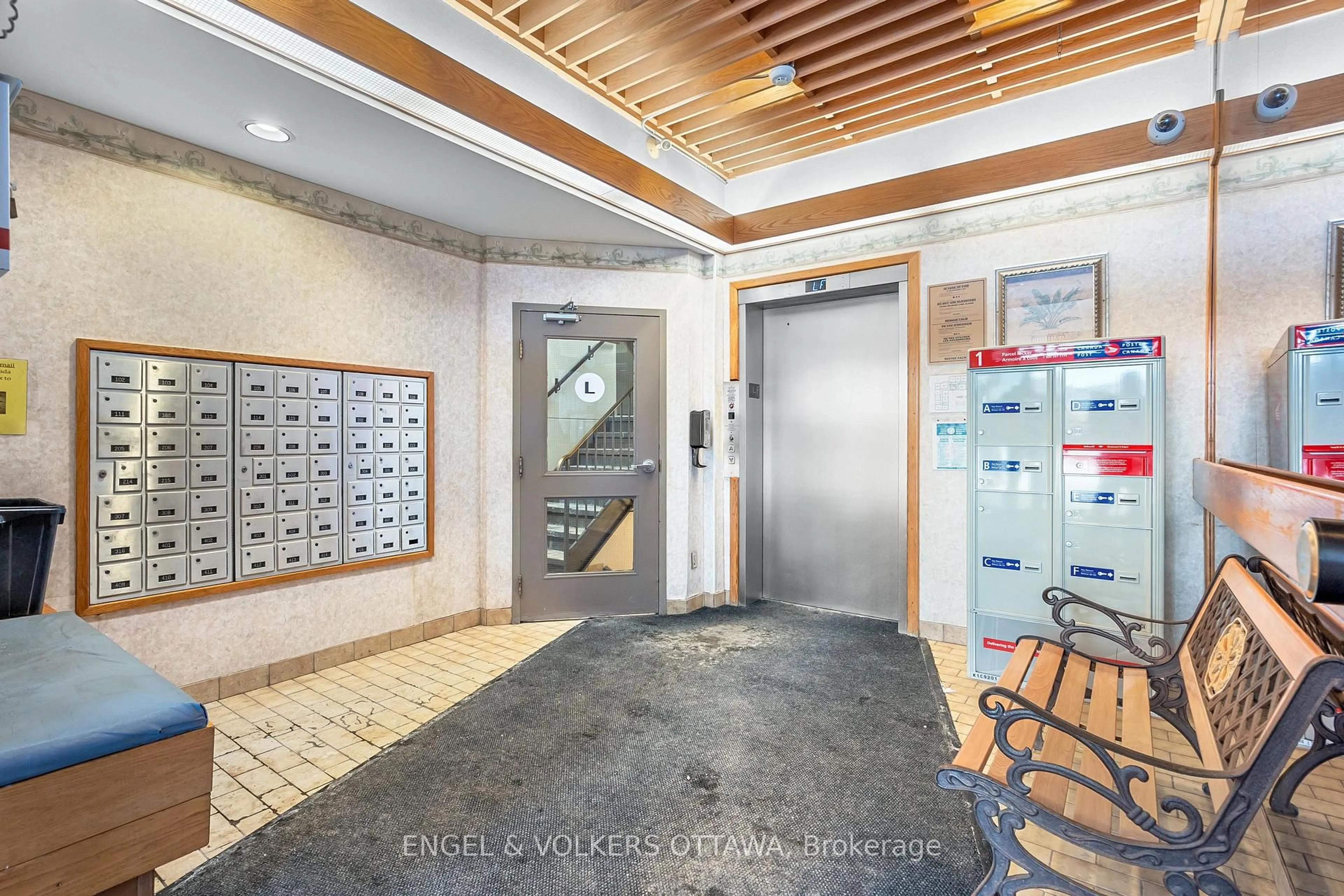 Indoor foyer for 6532 Bilberry Dr #109, Ottawa Ontario K1C 4N9