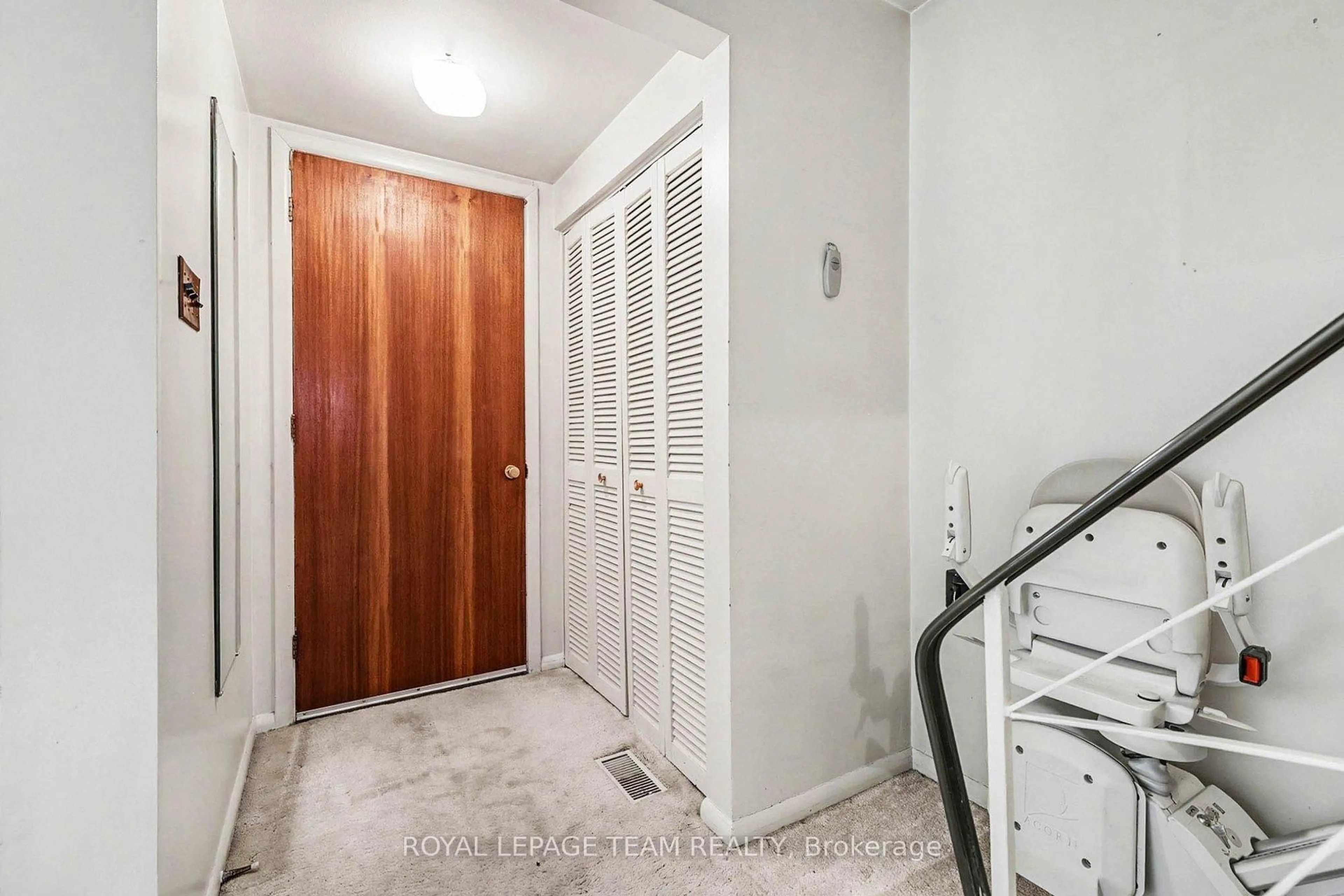 Unknown for 906 Ivanhoe Ave, Ottawa Ontario K2B 5S5