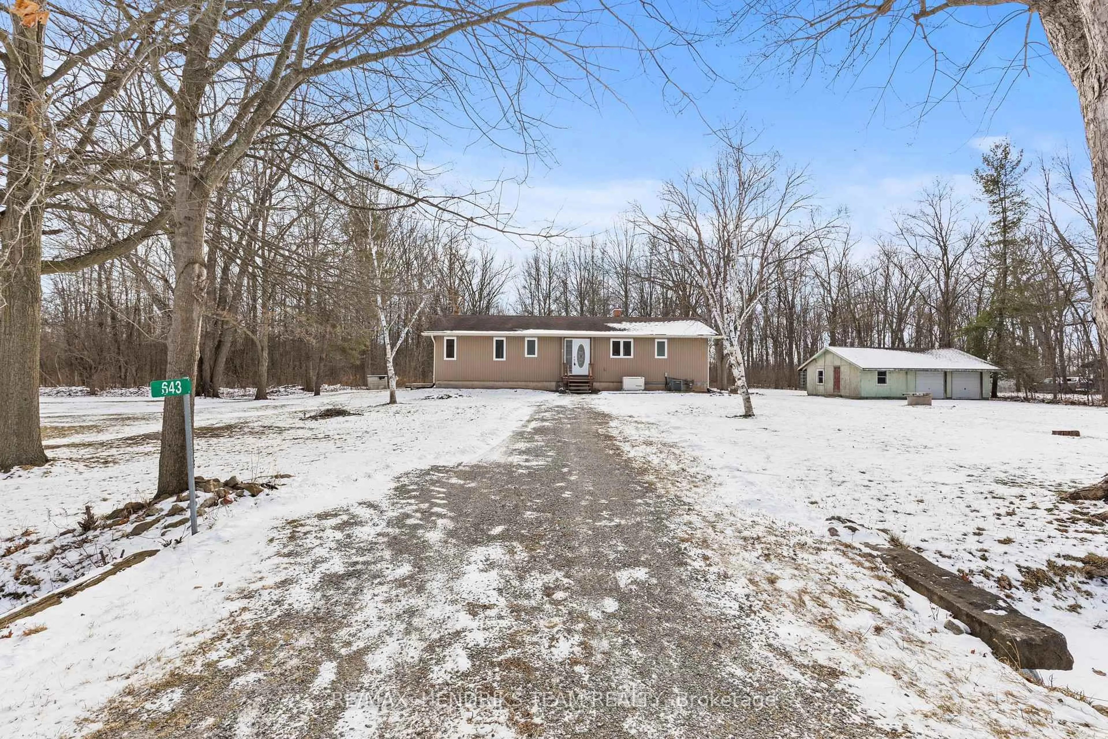 A pic from outside/outdoor area/front of a property/back of a property/a pic from drone, street for 643 Line 7 Rd, Niagara-on-the-Lake Ontario L0S 1J0