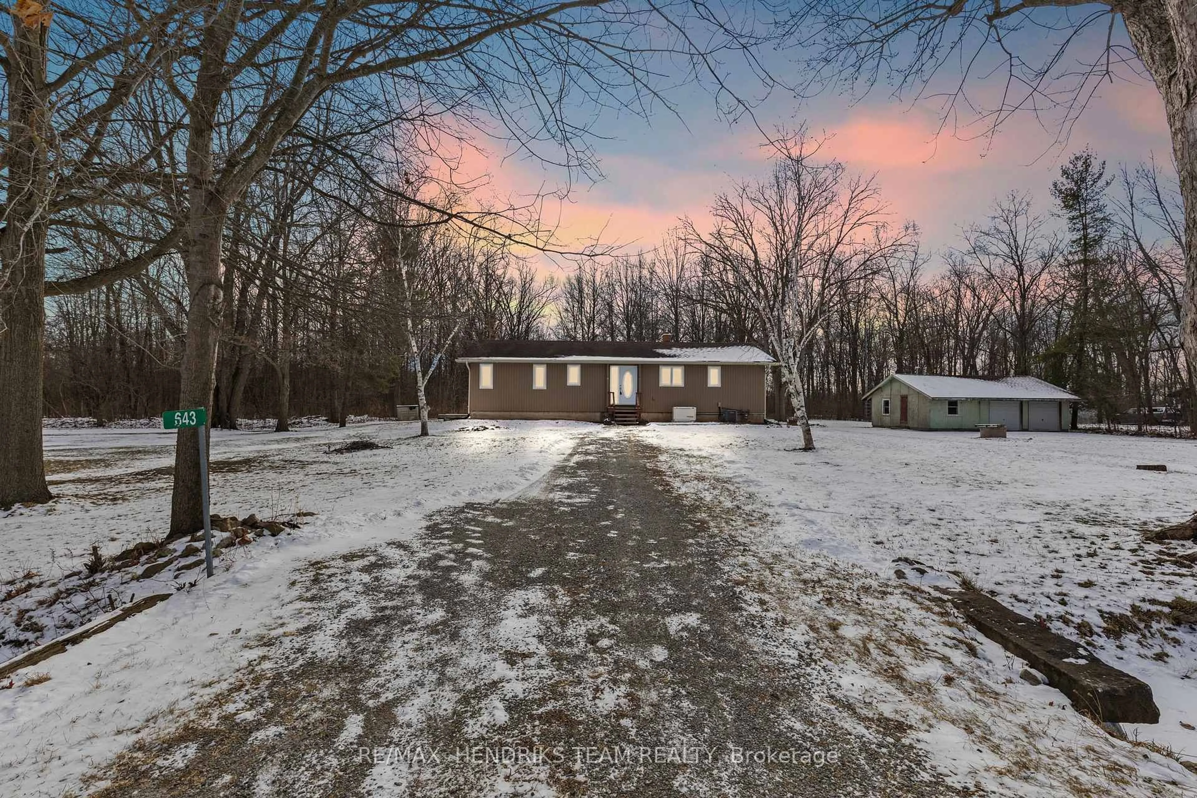 A pic from outside/outdoor area/front of a property/back of a property/a pic from drone, unknown for 643 Line 7 Rd, Niagara-on-the-Lake Ontario L0S 1J0