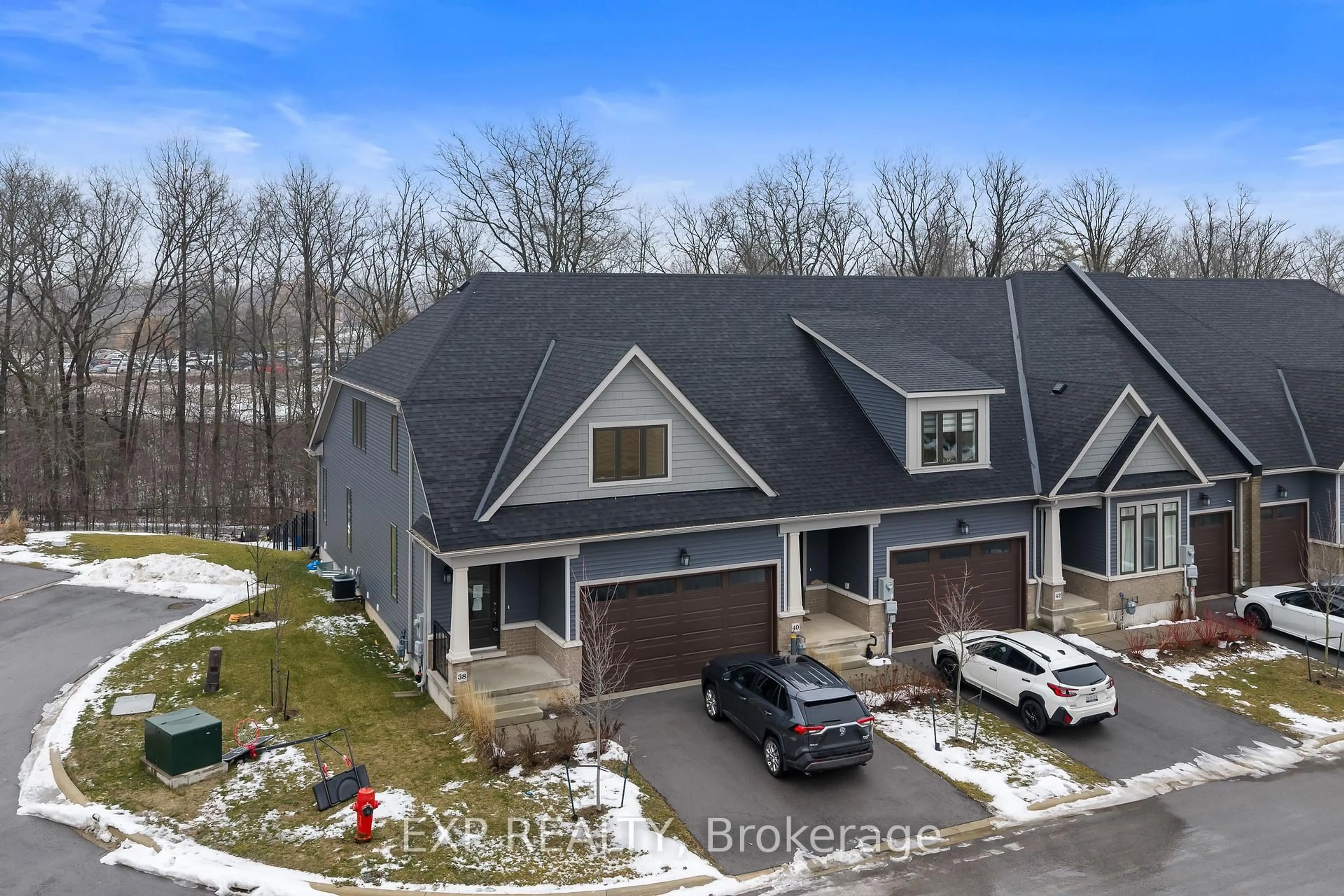 A pic from outside/outdoor area/front of a property/back of a property/a pic from drone, street for 4311 Mann St #38, Niagara Falls Ontario L2G 3K2