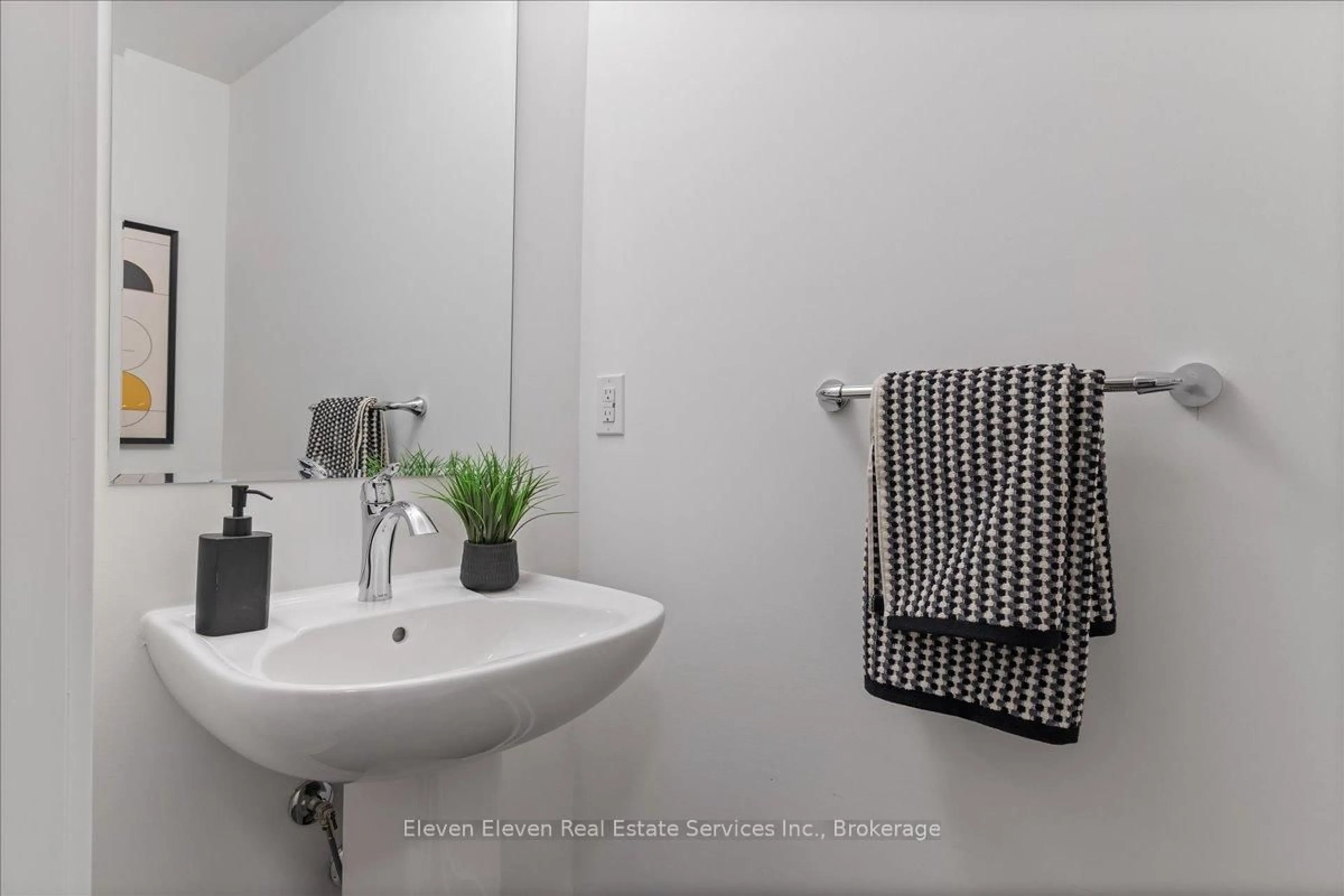 Standard bathroom, ceramic/tile floor for 940 St. David St #92, Centre Wellington Ontario N1M 0L7