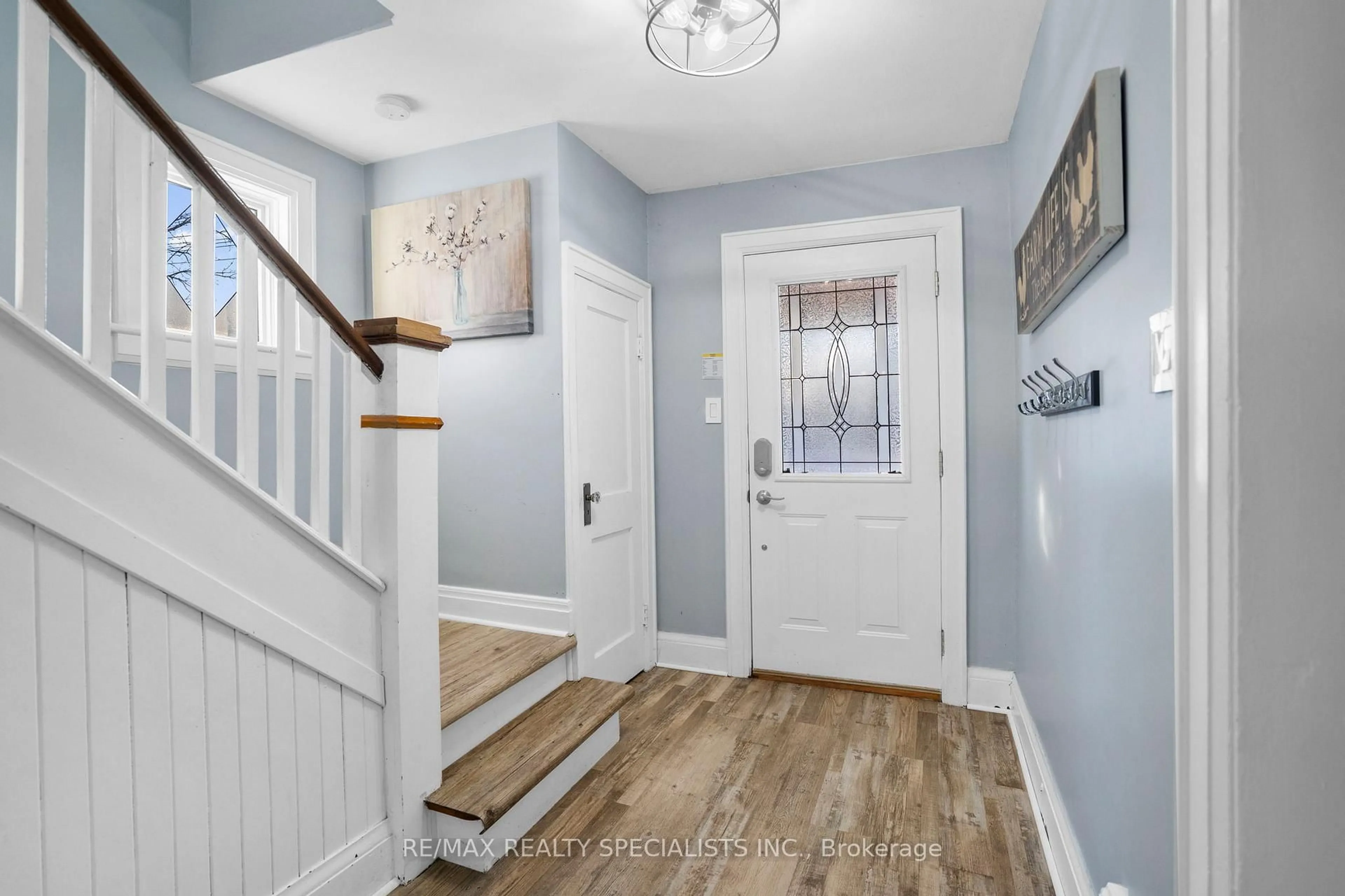 Indoor entryway for 1030 Beaverdale Rd, Cambridge Ontario N3C 2V3