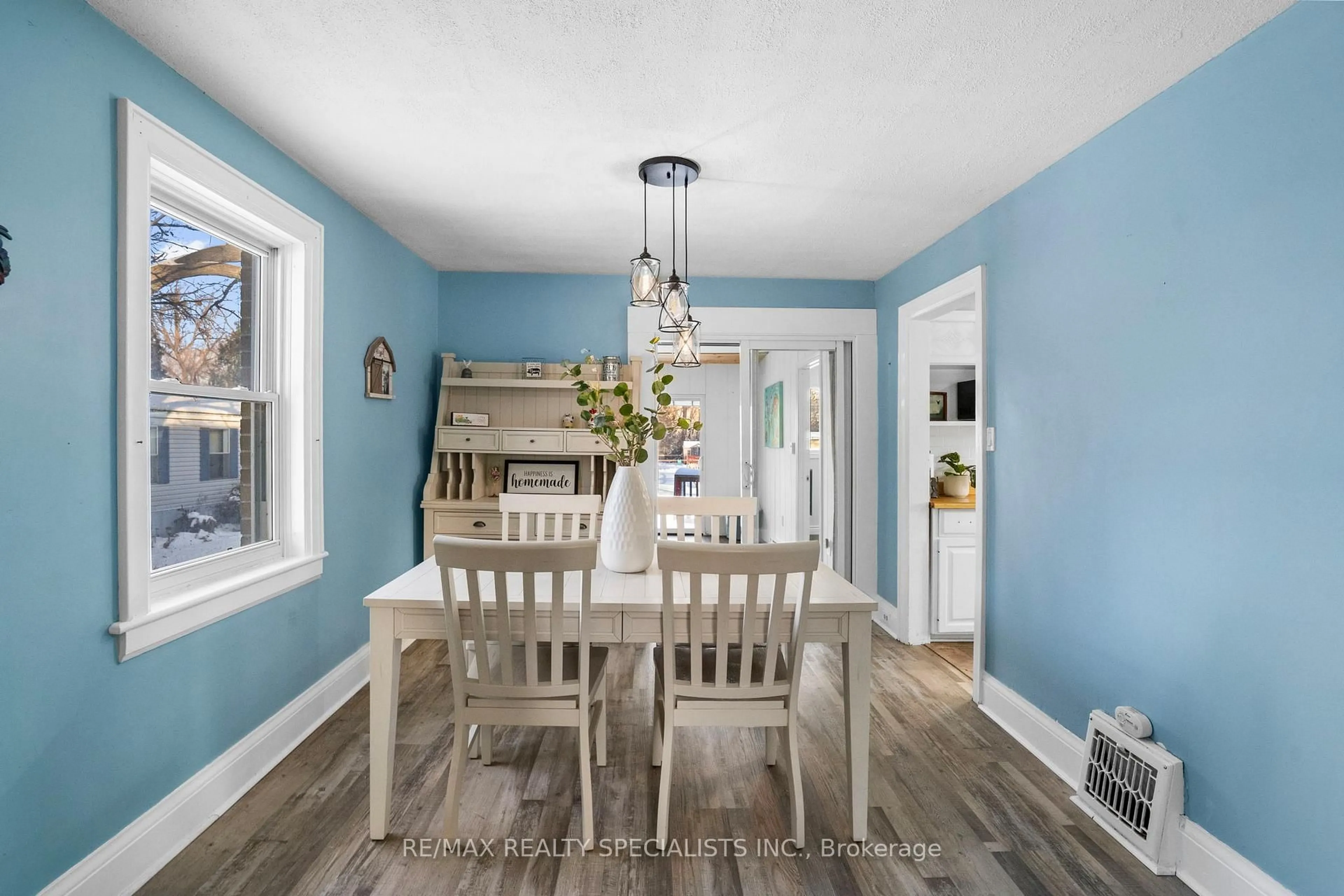 Dining room, wood/laminate floor for 1030 Beaverdale Rd, Cambridge Ontario N3C 2V3