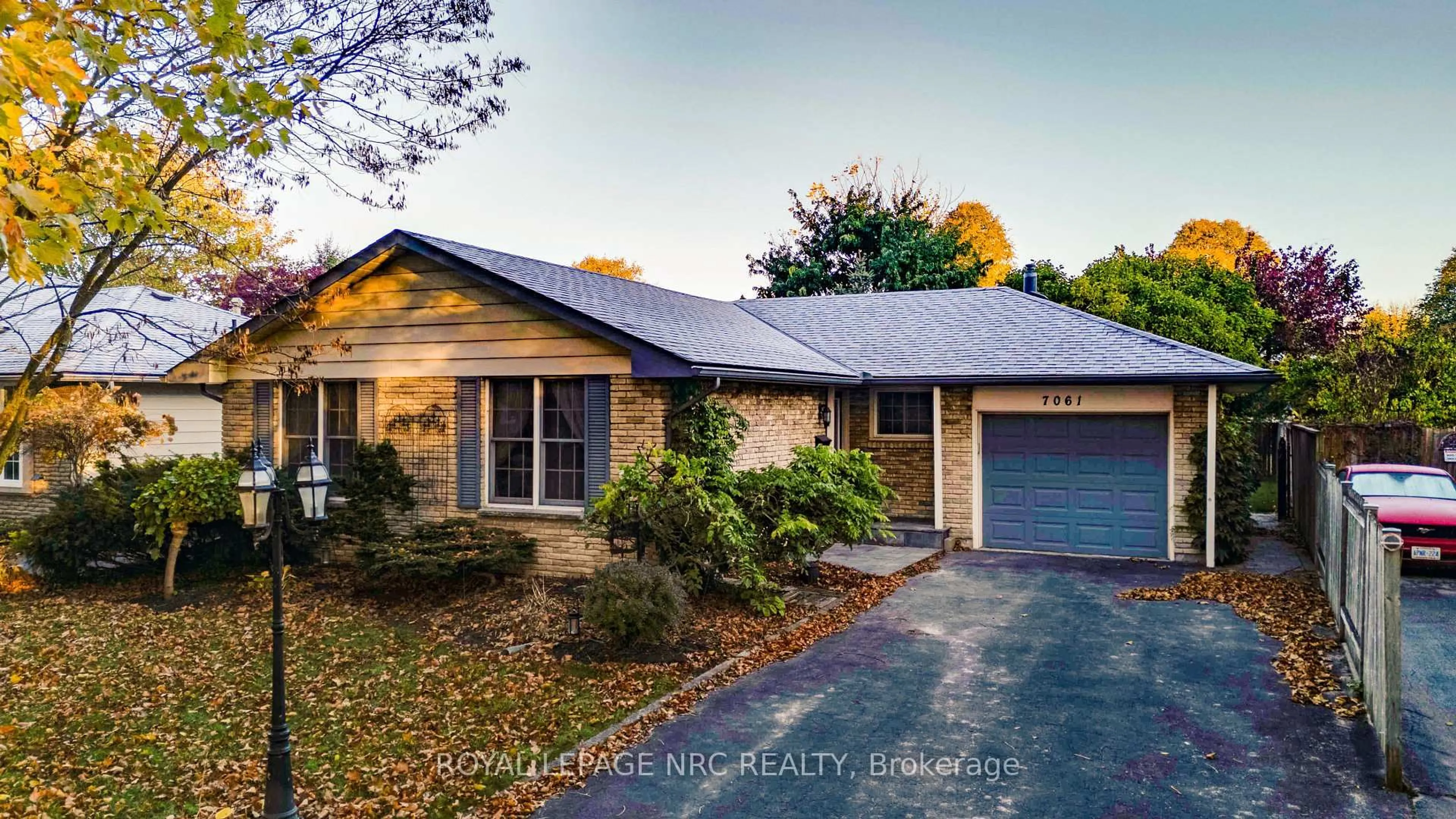 A pic from outside/outdoor area/front of a property/back of a property/a pic from drone, street for 7061 Dolphin St, Niagara Falls Ontario L2E 6Y3