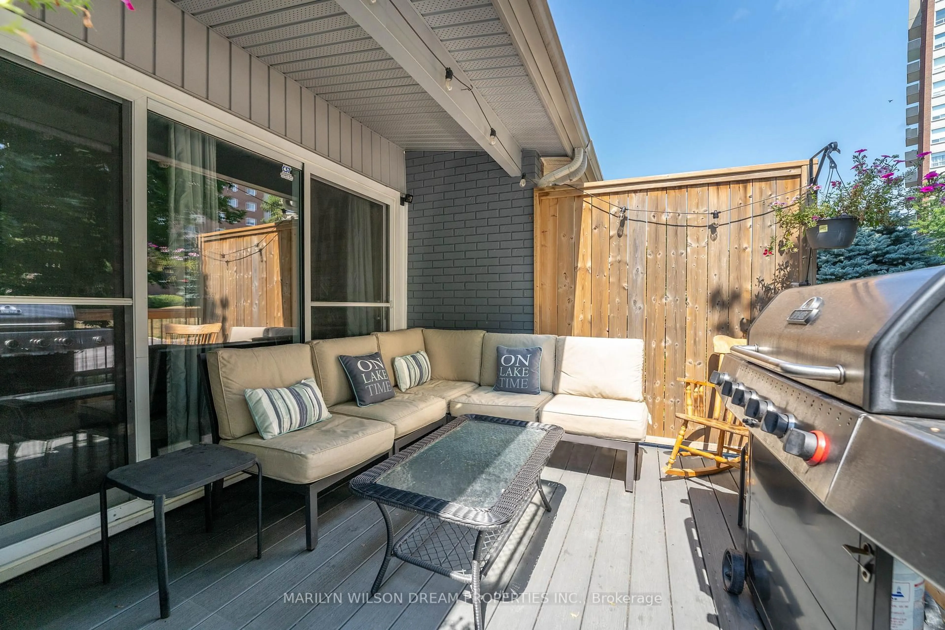 Patio, street for 946 Elmsmere Rd, Ottawa Ontario K1J 7T6