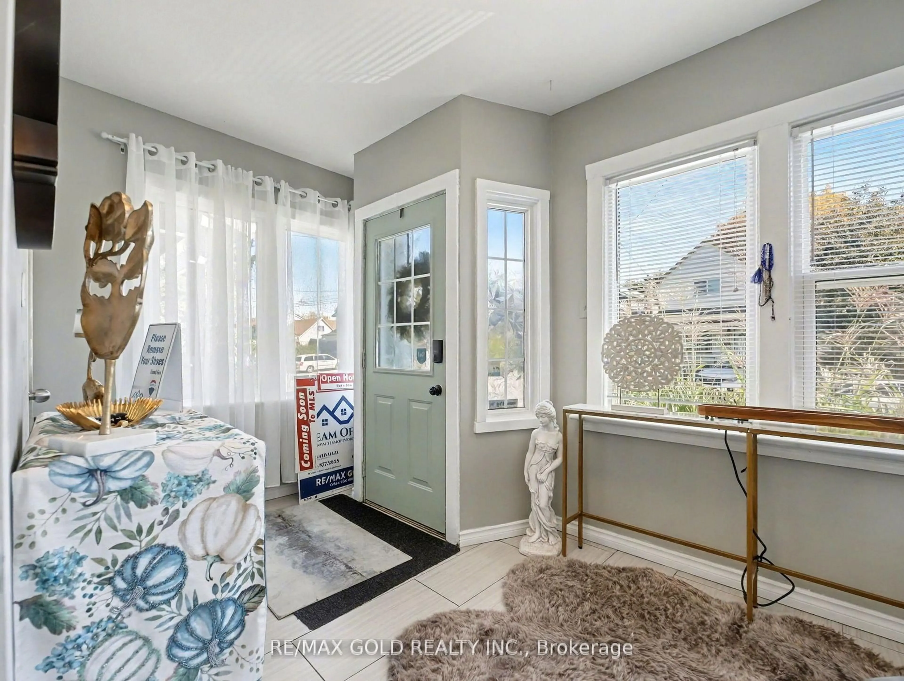 Indoor entryway for 75 Chestnut Ave, Hamilton Ontario L8L 6K8