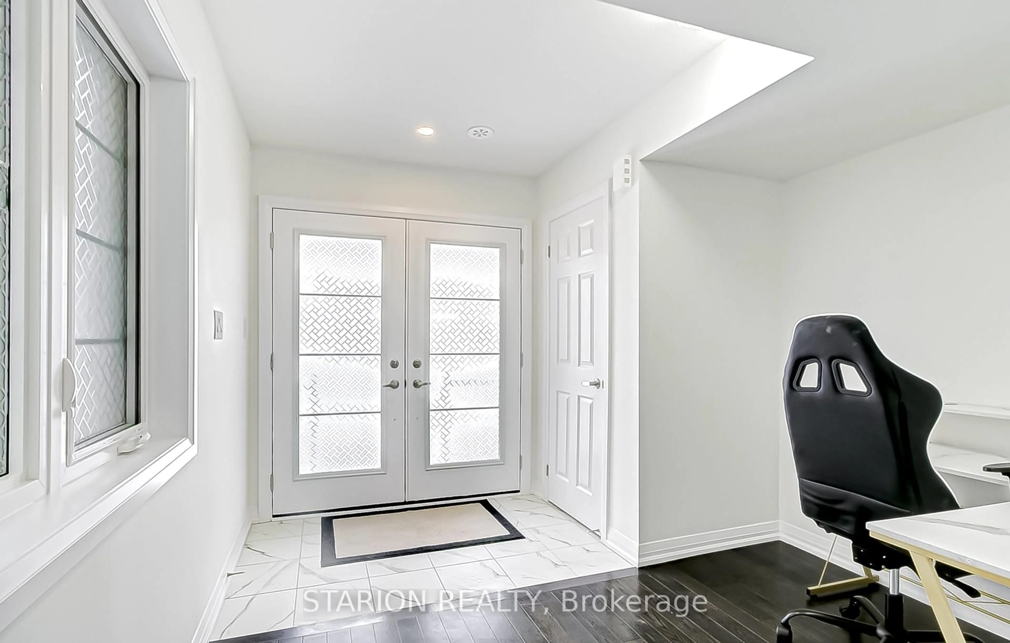 Indoor entryway for 29 Granville Cres, Haldimand Ontario N3W 0J5