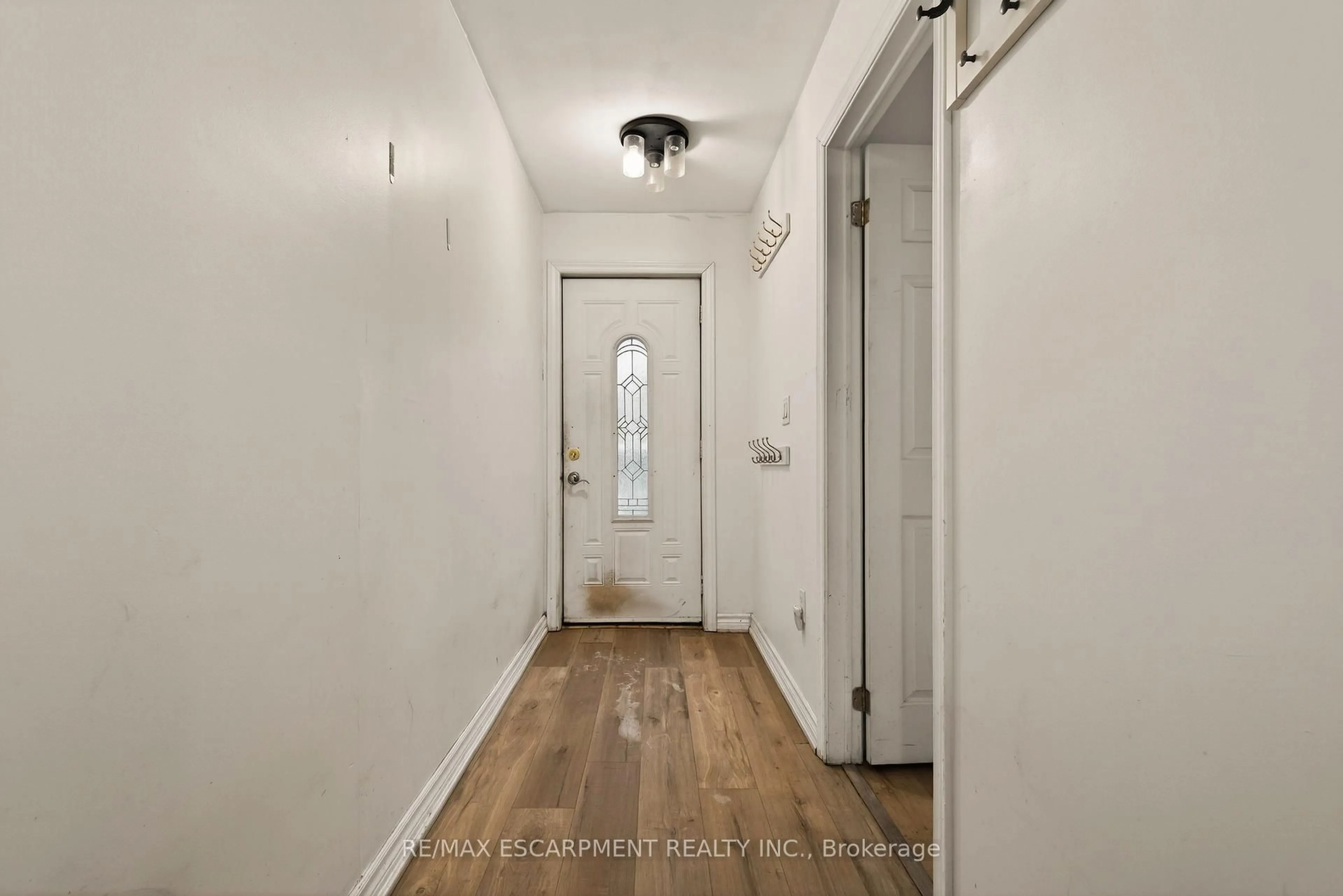 Indoor entryway for 218 East 8th St, Hamilton Ontario L9A 3L8