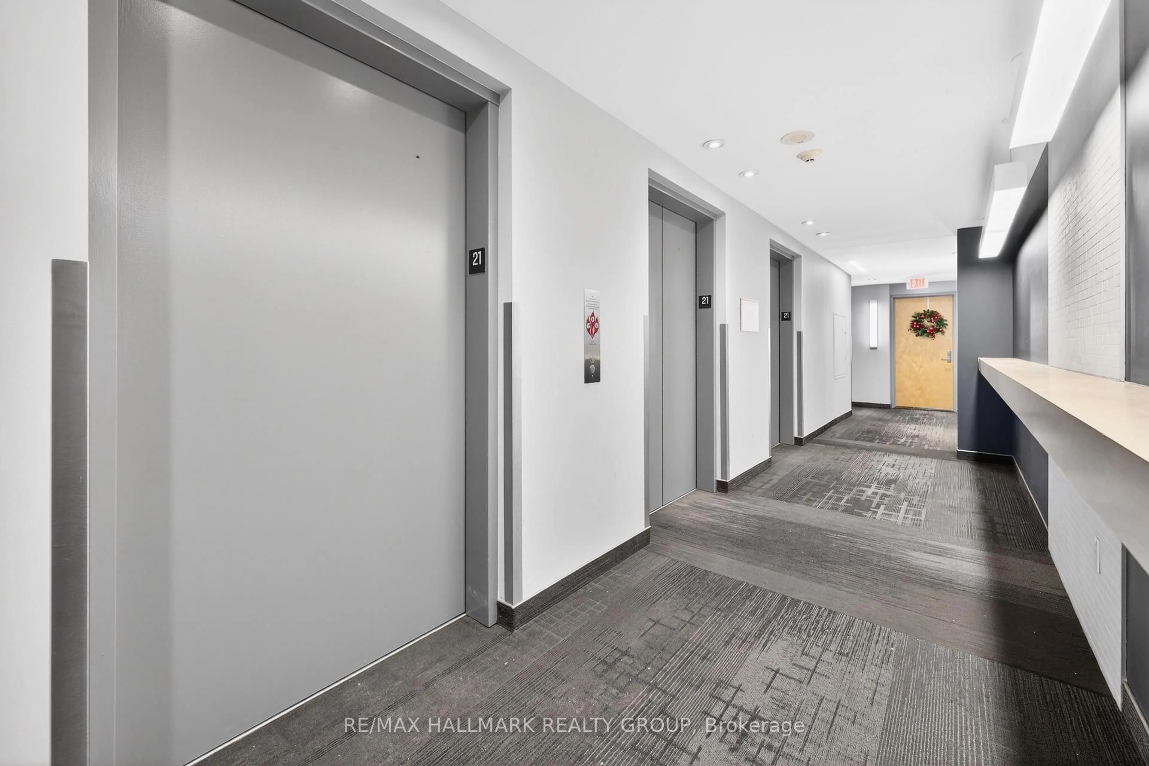 Indoor foyer for 179 Metcalfe St #2104, Ottawa Ontario K2P 1P7