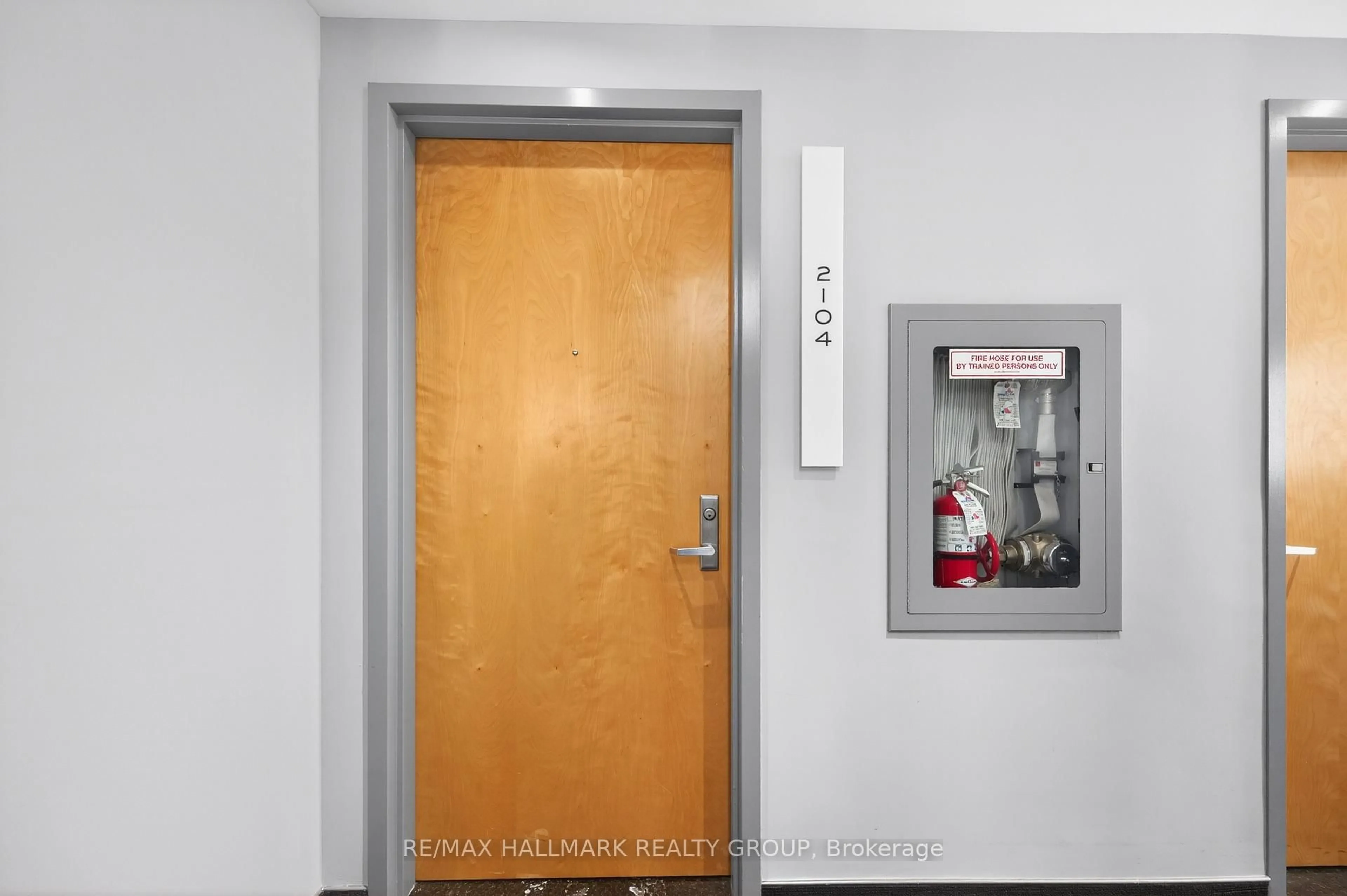 Indoor foyer for 179 Metcalfe St #2104, Ottawa Ontario K2P 1P7