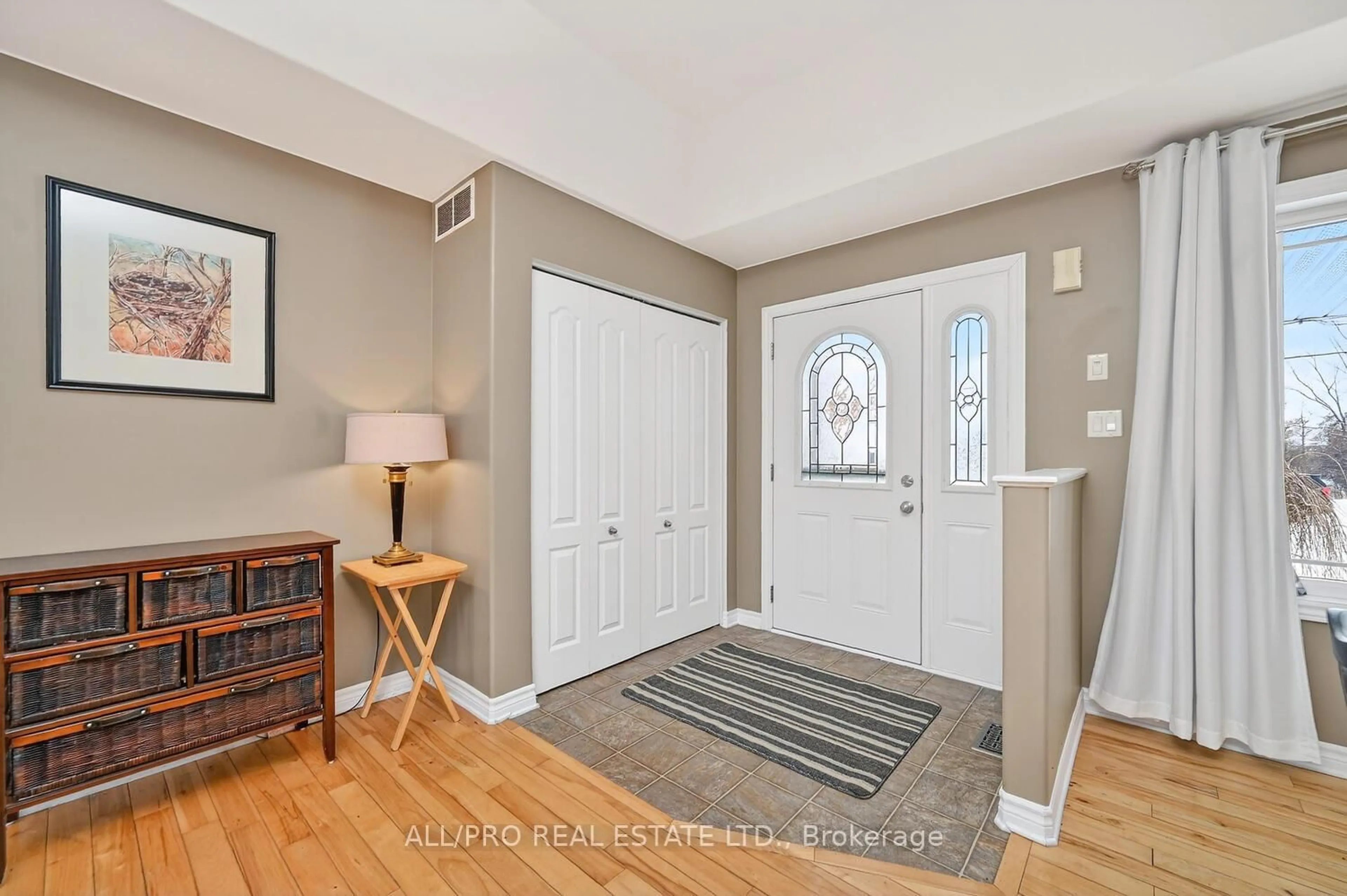 Indoor entryway for 1264 Lori Elizabeth St, North Dundas Ontario K0C 2K0