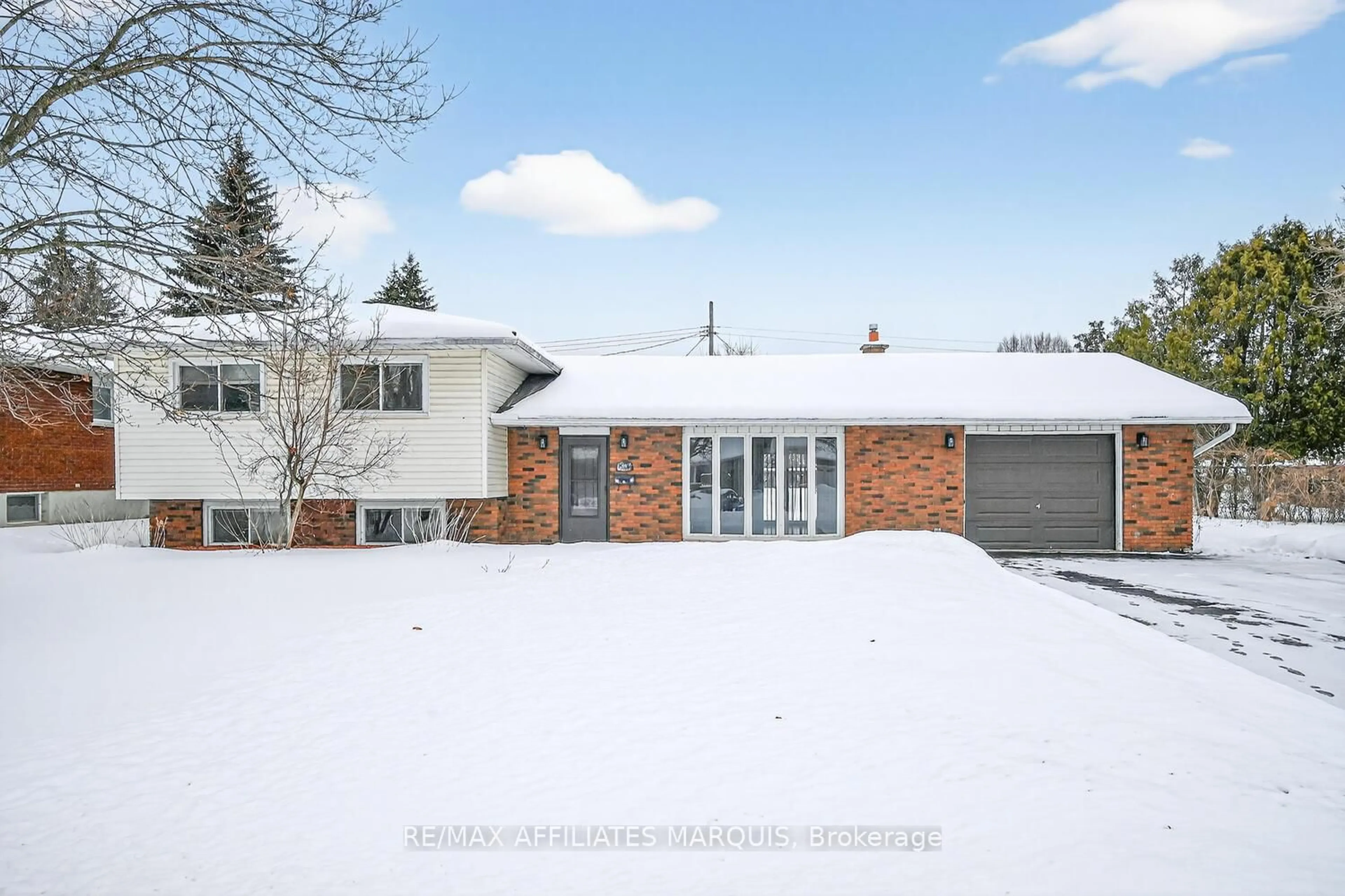 A pic from outside/outdoor area/front of a property/back of a property/a pic from drone, street for 48 Carol Cres, Smiths Falls Ontario K7A 3X8