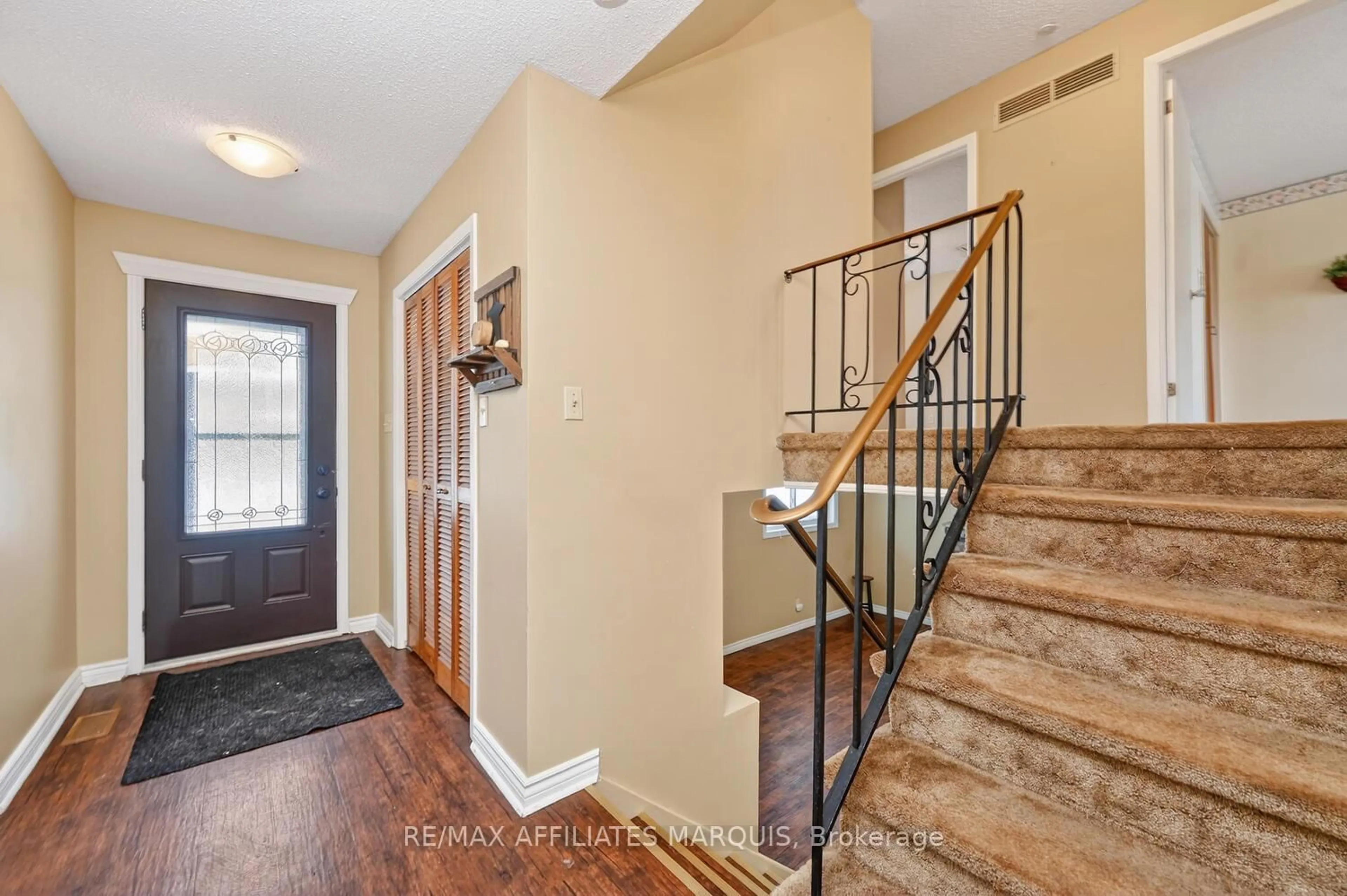 Indoor entryway for 48 Carol Cres, Smiths Falls Ontario K7A 3X8