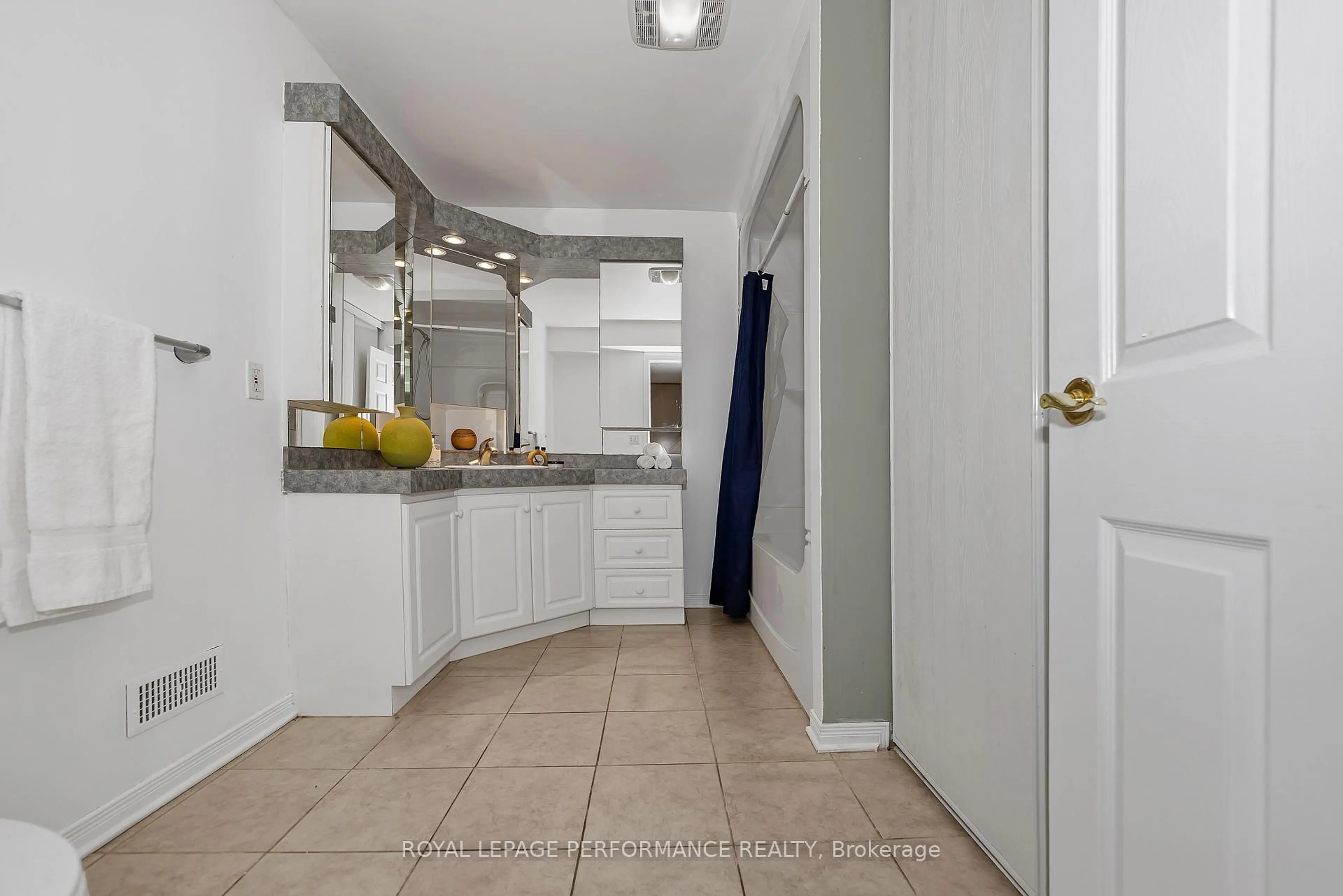 Standard kitchen, ceramic/tile floor for 644 Valin St, Ottawa Ontario K4A 3S9