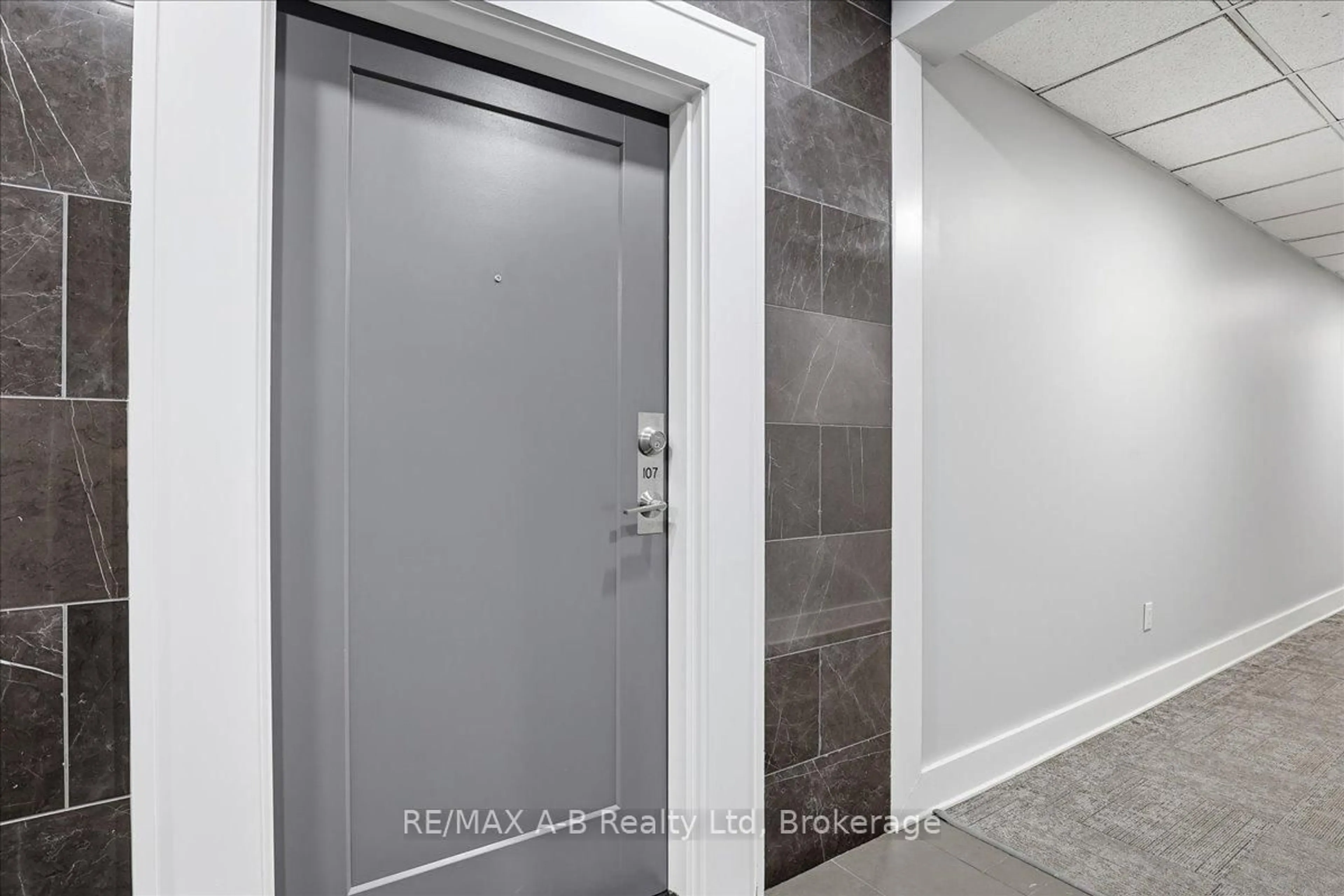 Indoor entryway for 255 John St #107, Stratford Ontario N5A 0G7