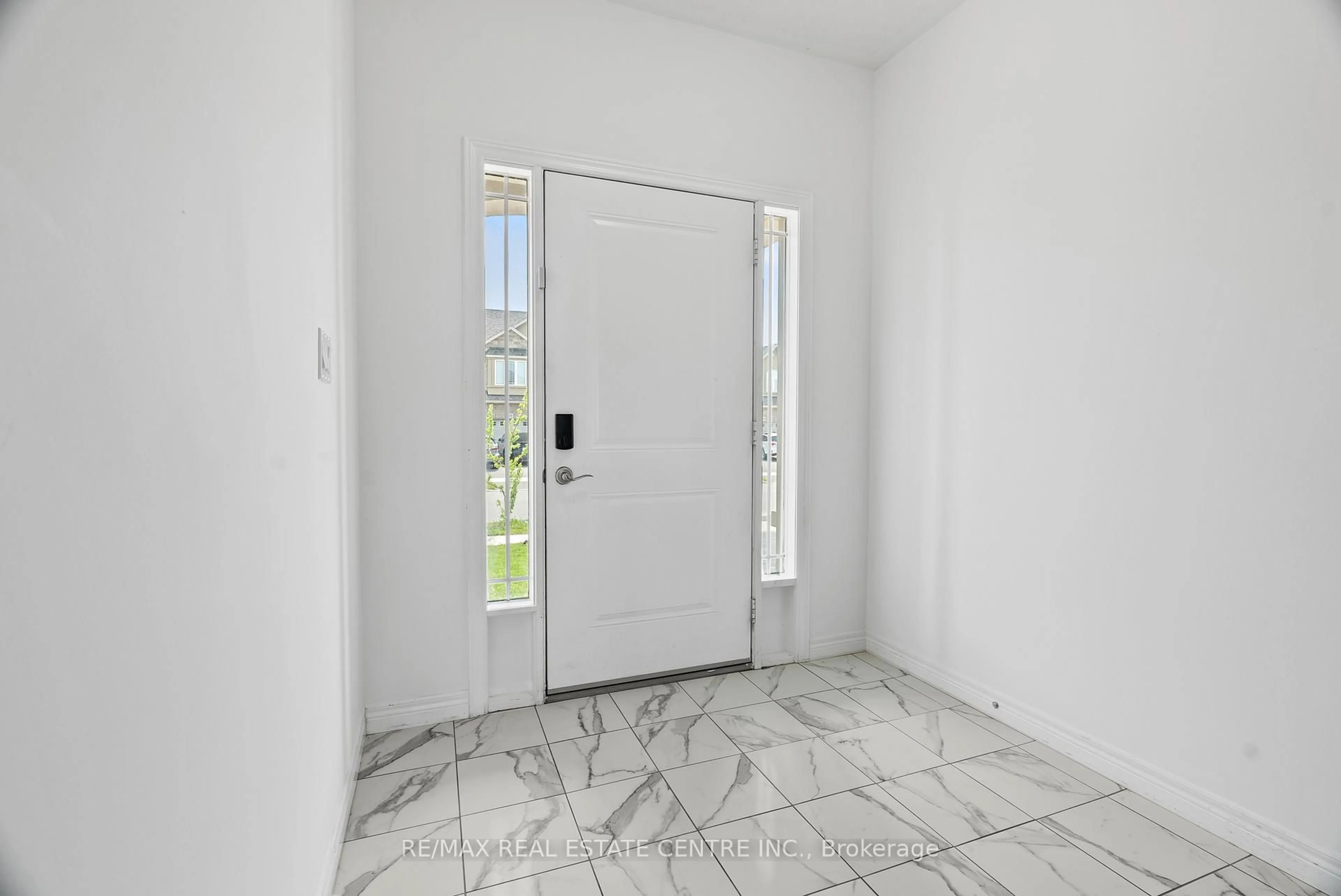 Indoor entryway for 56 Rockledge Dr, Hamilton Ontario L0R 1P0