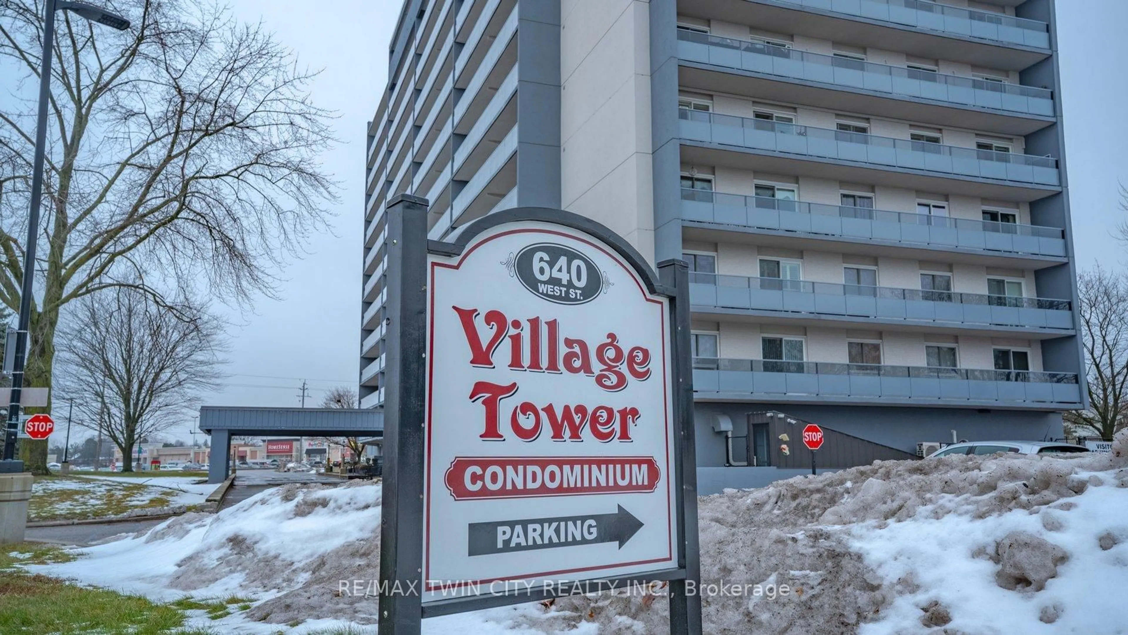 Indoor foyer for 640 West St #300, Brantford Ontario N3R 6M3