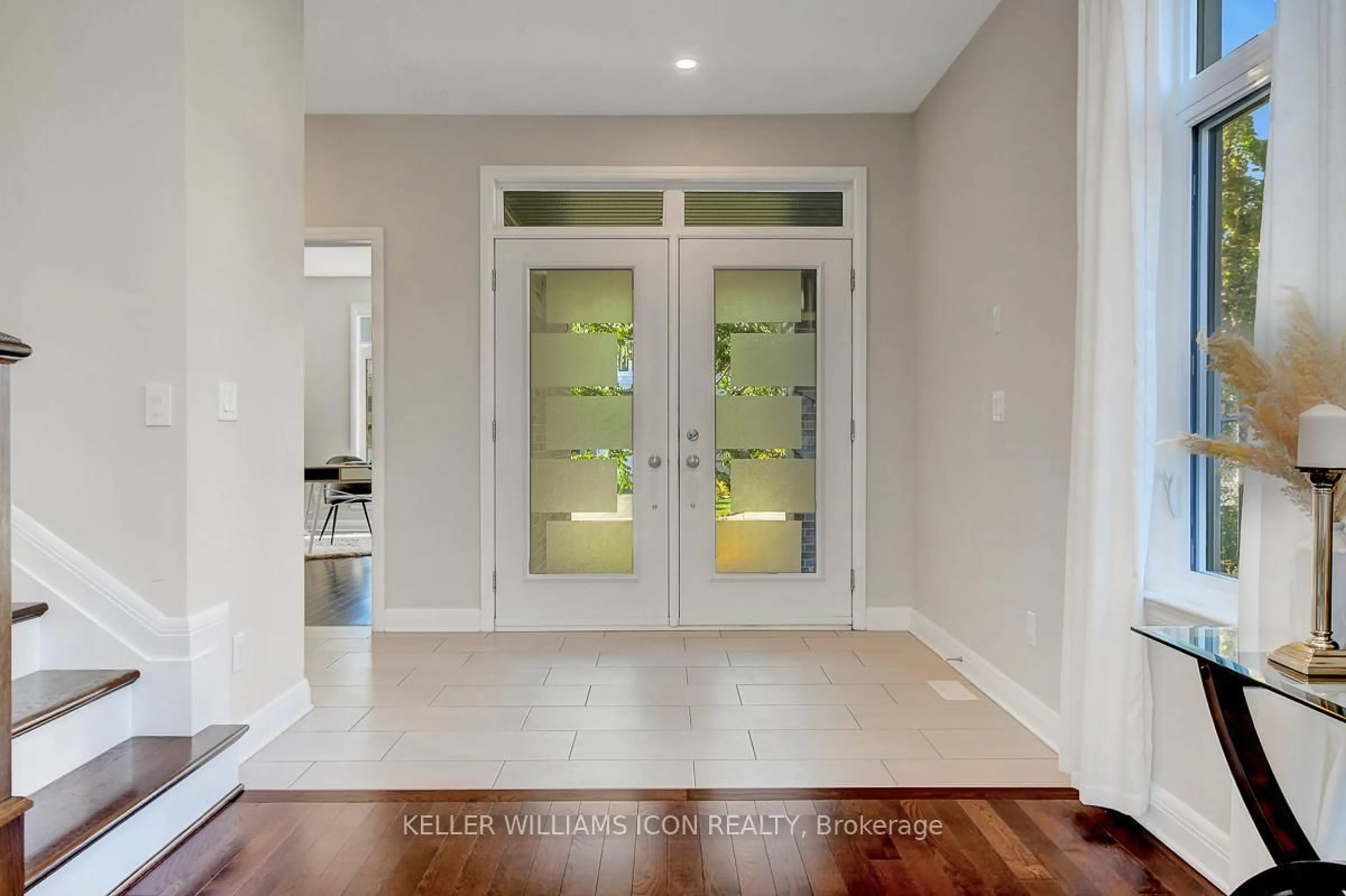 Indoor entryway for 611 Gabriola Way, Kanata Ontario K2T 0M2