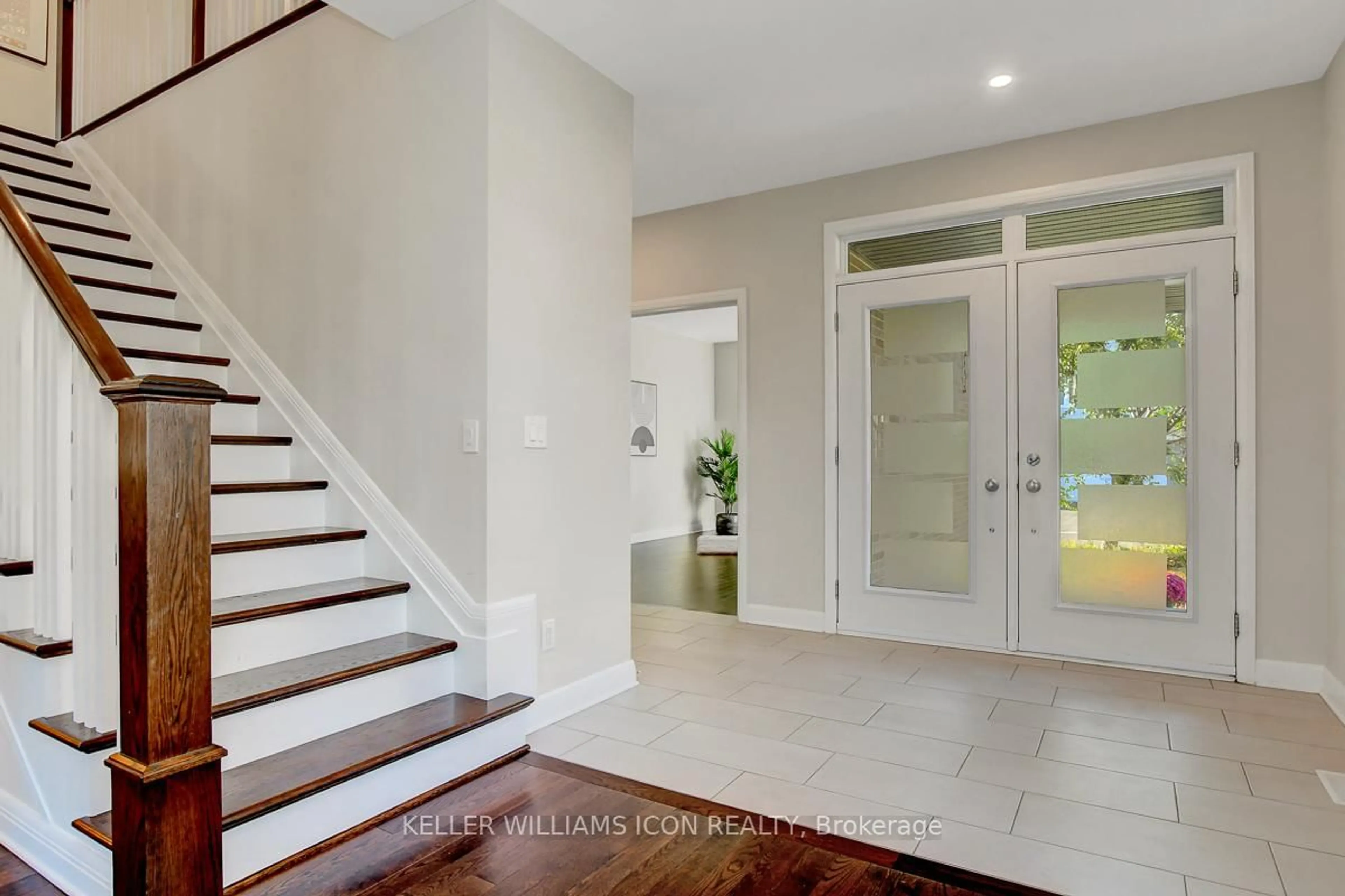 Indoor entryway for 611 Gabriola Way, Kanata Ontario K2T 0M2