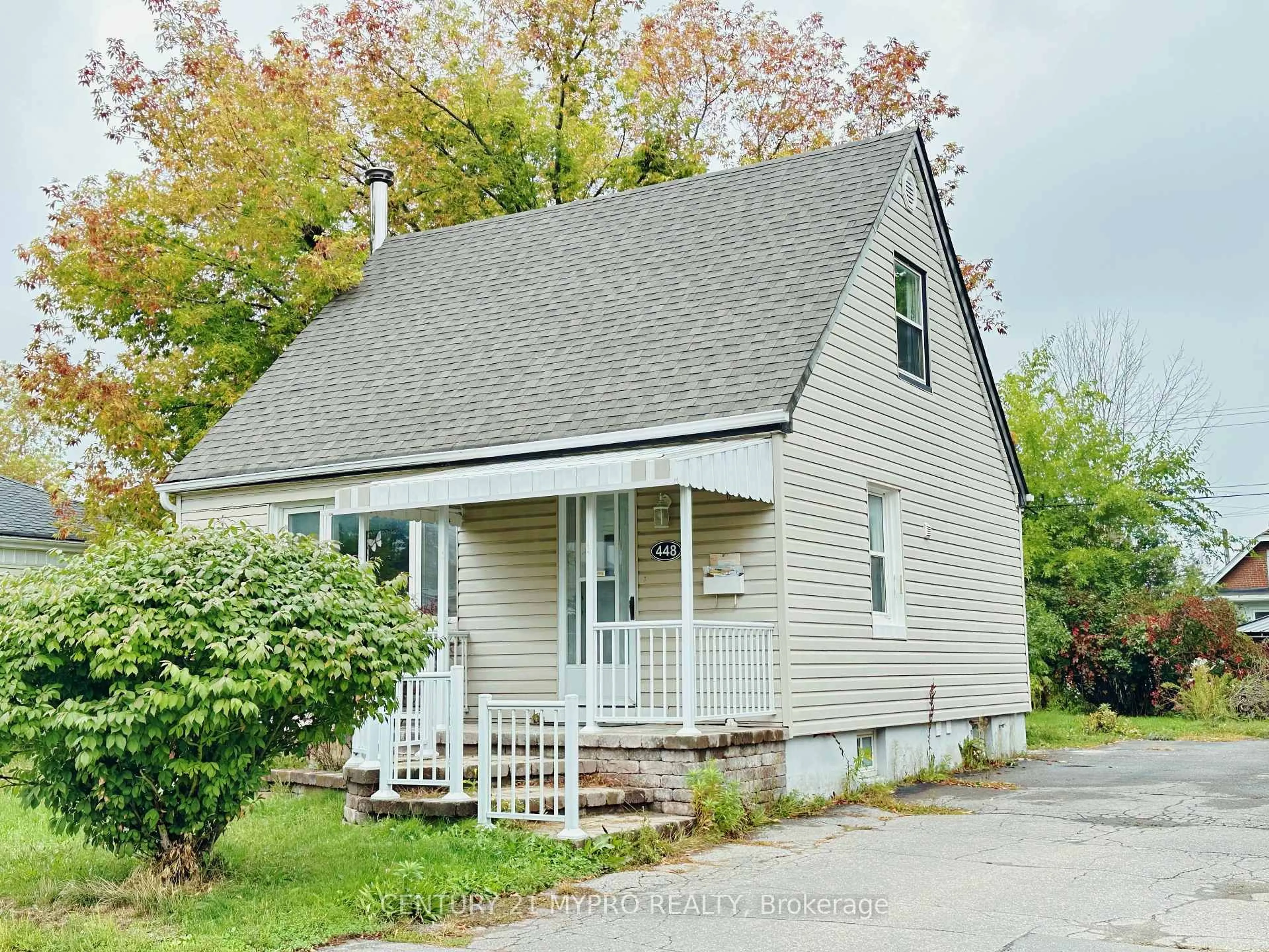 Home with vinyl exterior material, street for 448 Hamilton St, Peterborough Ontario K9J 4B9