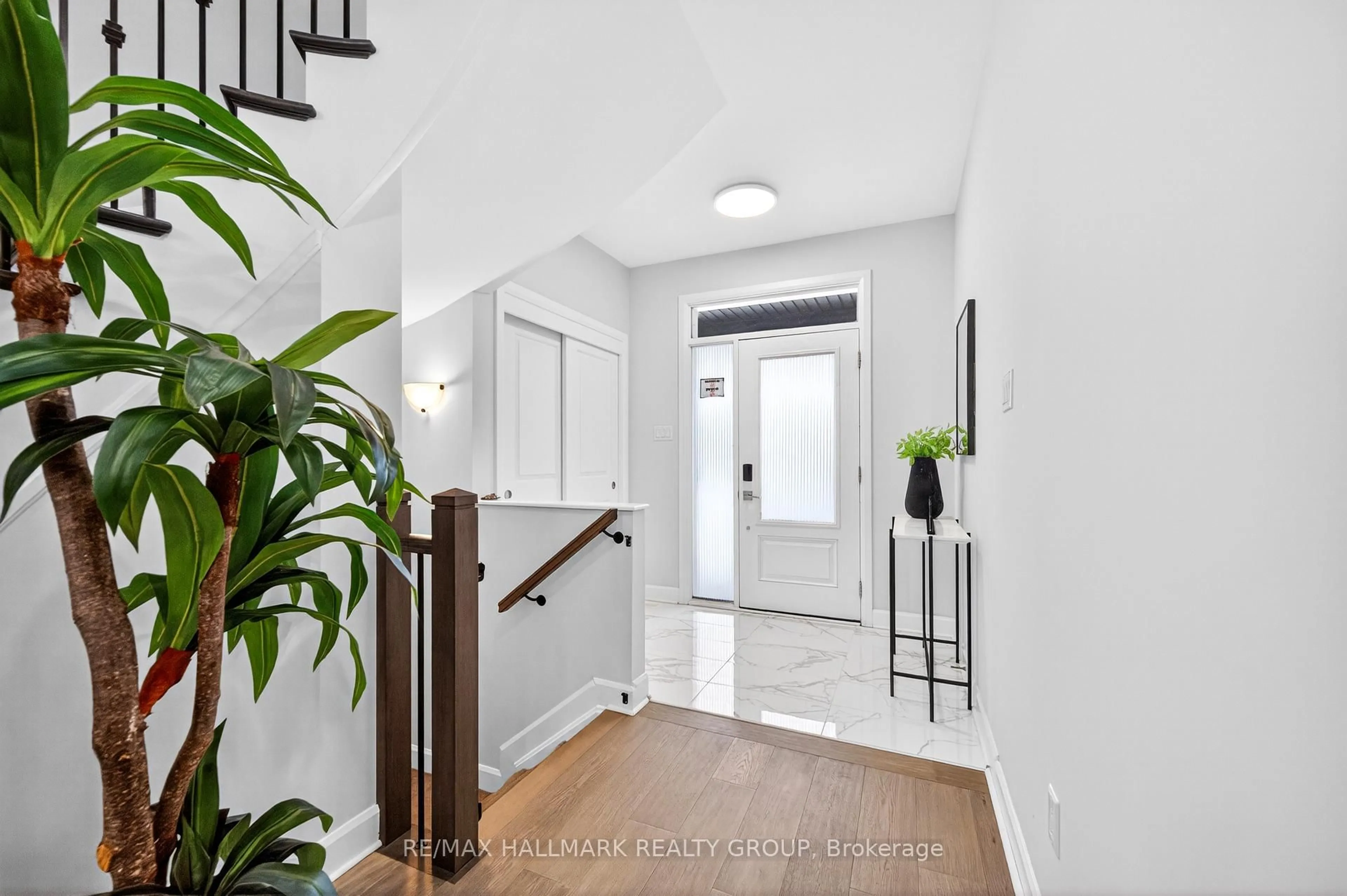 Indoor entryway for 232 Aquarium Ave, Orleans Ontario K4A 1K7