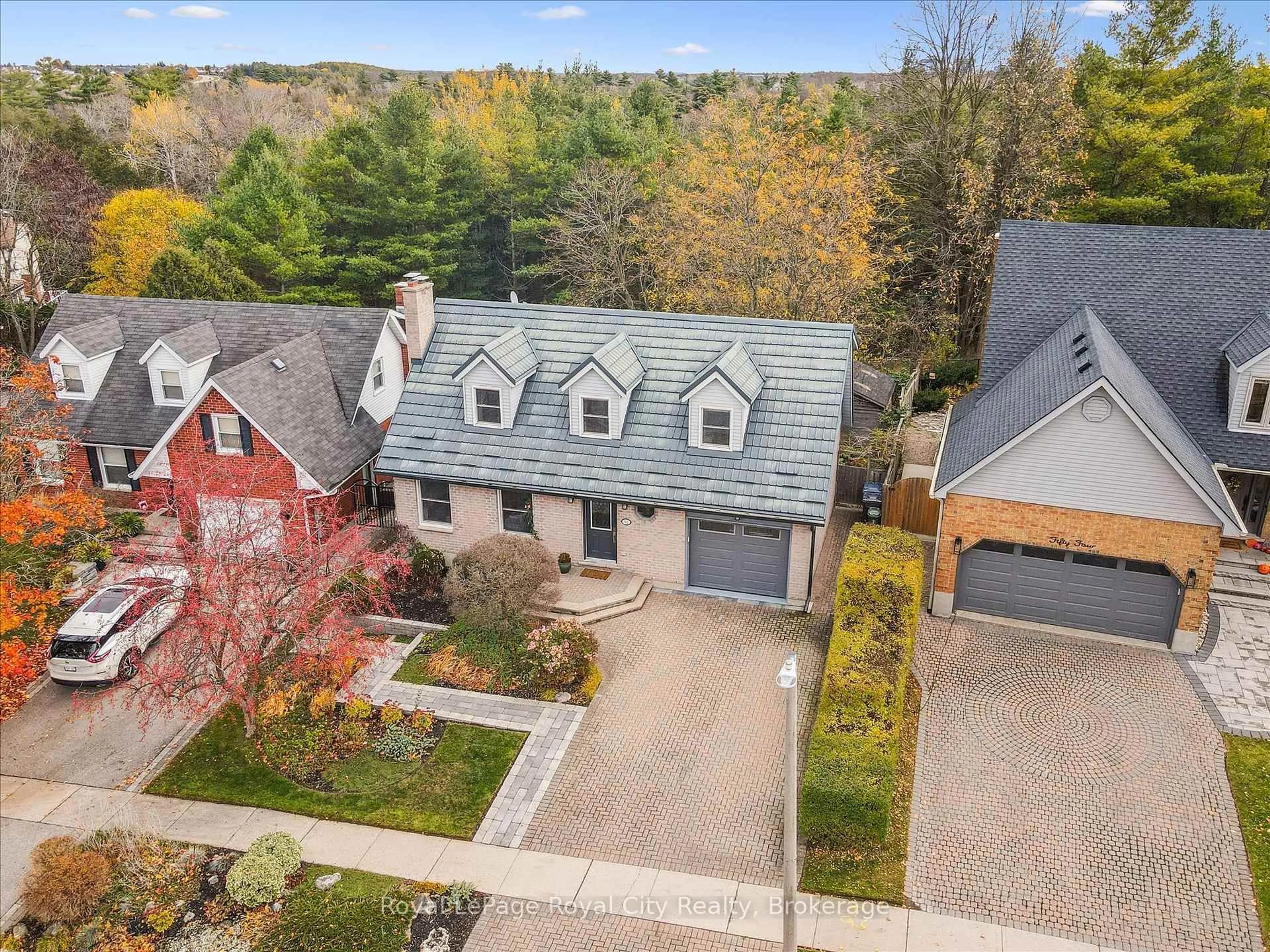 A pic from outside/outdoor area/front of a property/back of a property/a pic from drone, street for 52 Hilldale Cres, Guelph Ontario N1G 4B8