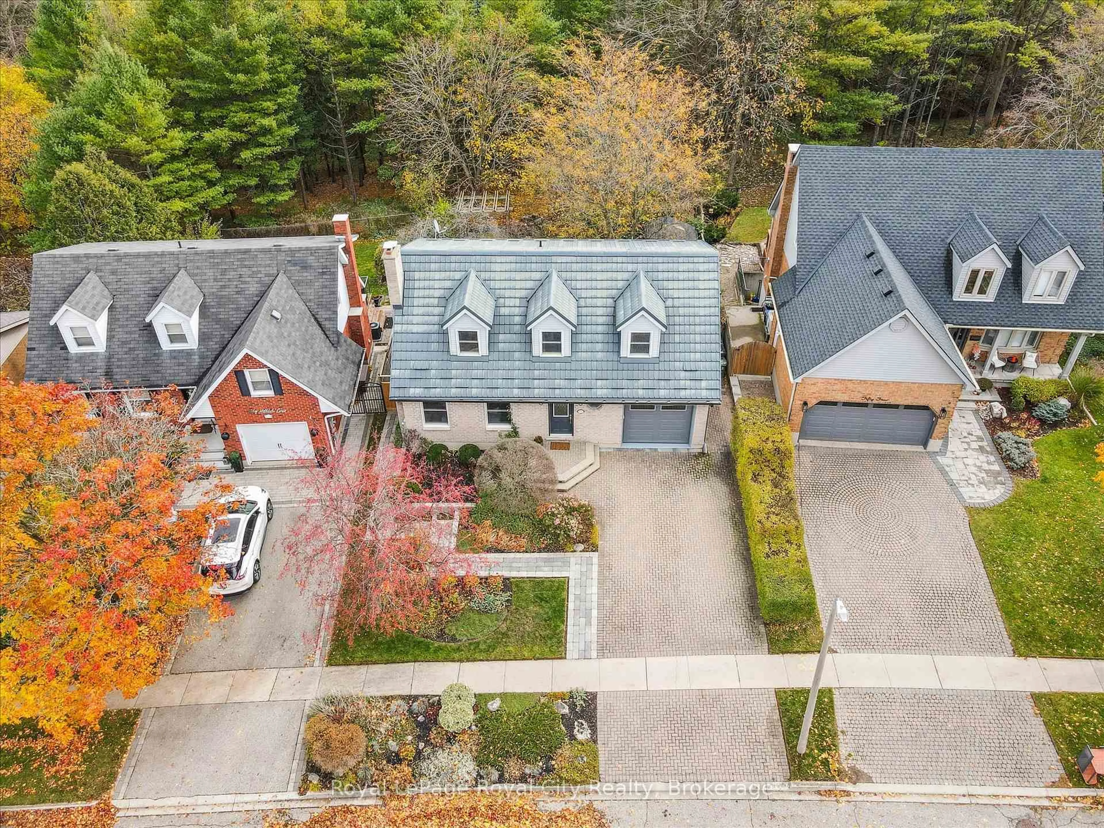 A pic from outside/outdoor area/front of a property/back of a property/a pic from drone, street for 52 Hilldale Cres, Guelph Ontario N1G 4B8