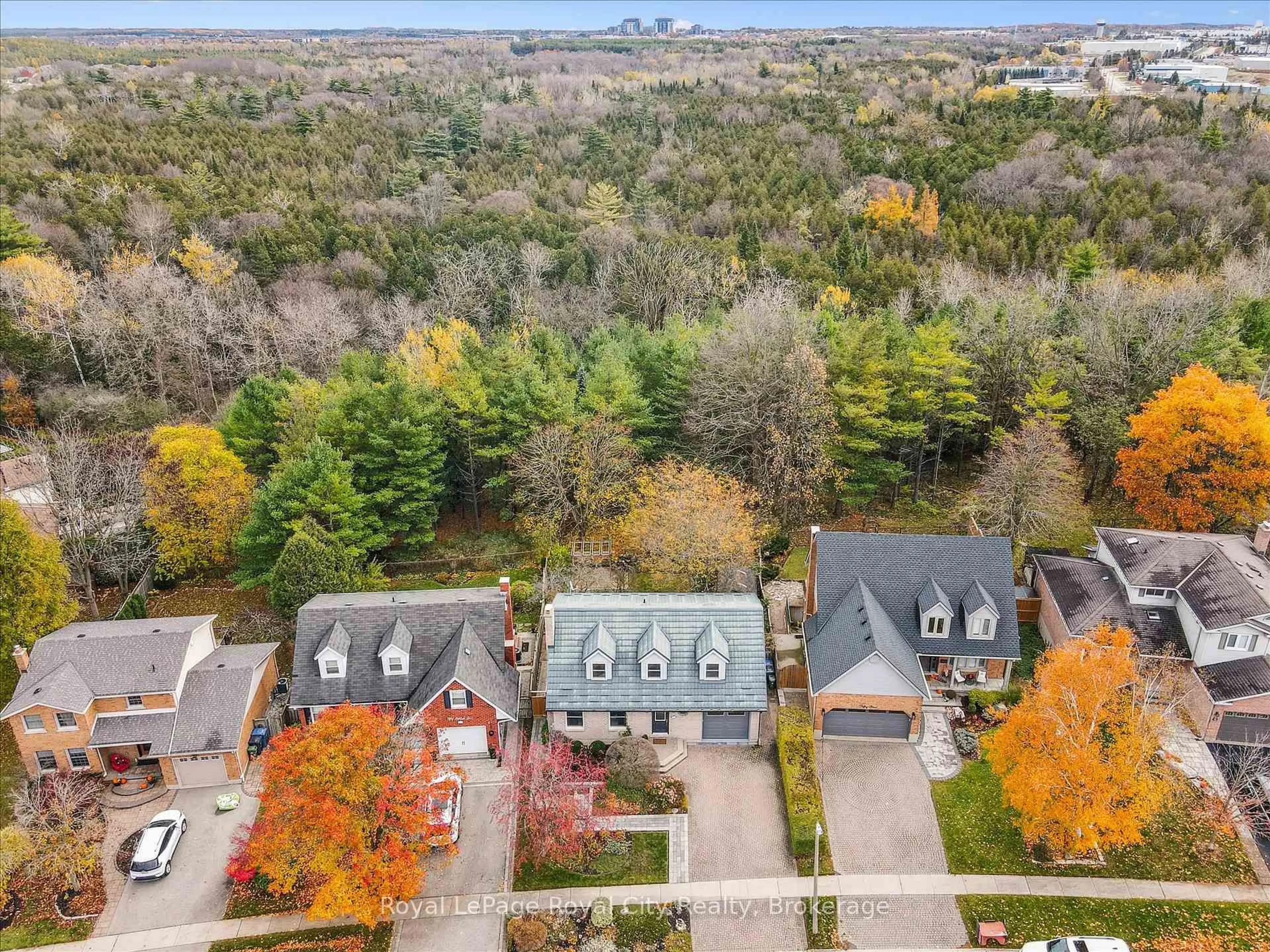 A pic from outside/outdoor area/front of a property/back of a property/a pic from drone, water/lake/river/ocean view for 52 Hilldale Cres, Guelph Ontario N1G 4B8