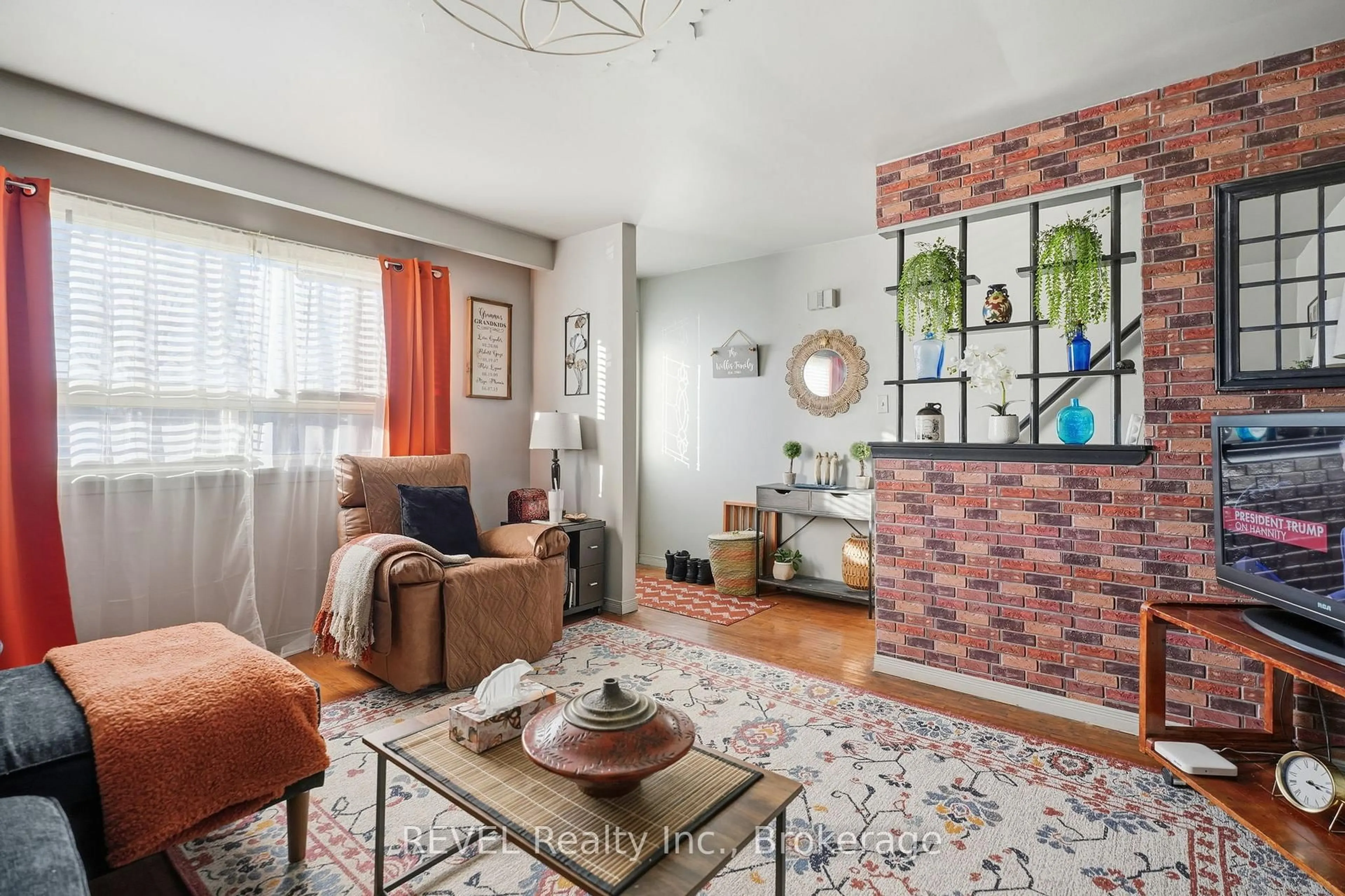 Living room with furniture, unknown for 137 Wellington St, Port Colborne Ontario L3K 2K1