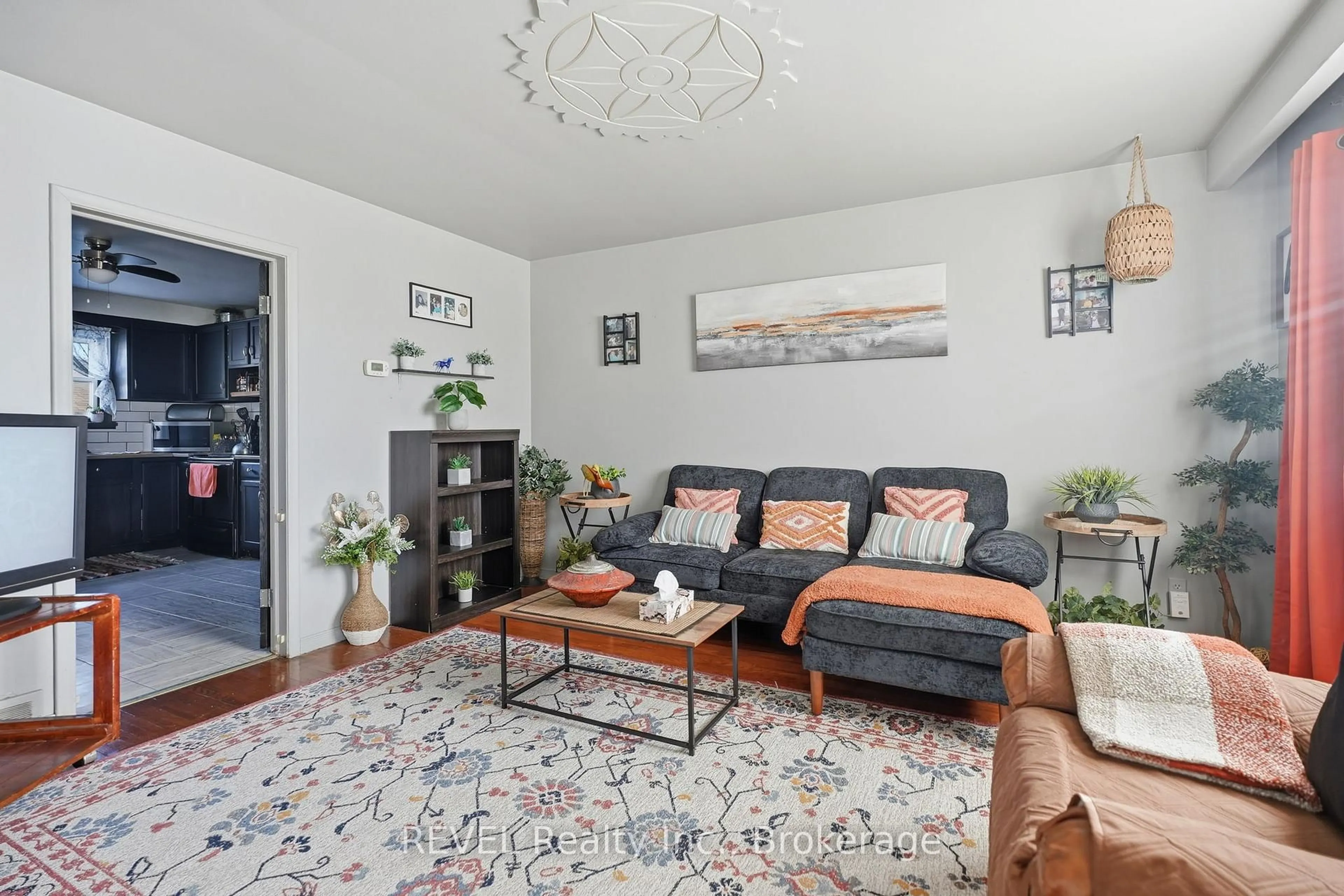 Living room with furniture, unknown for 137 Wellington St, Port Colborne Ontario L3K 2K1