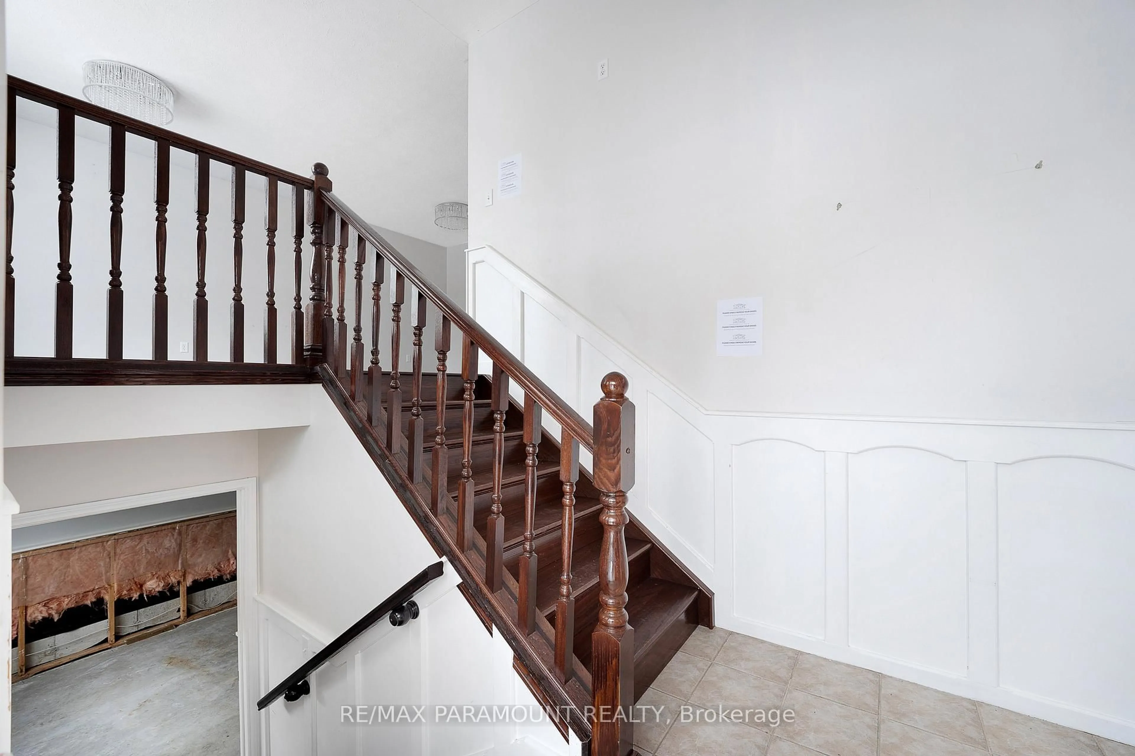 Indoor foyer for 39 Rose Ave, Chatham-Kent Ontario N0P 2L0