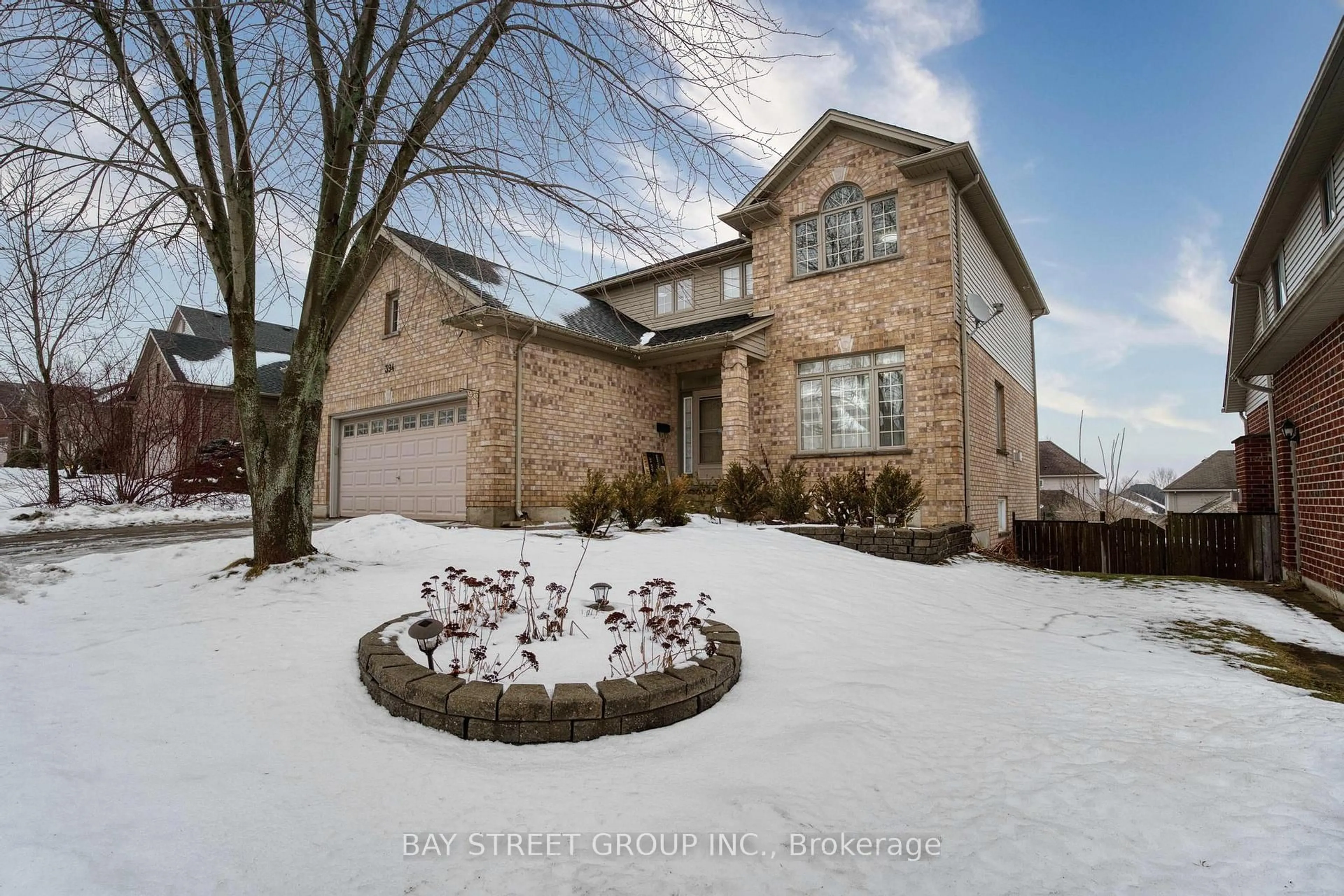 A pic from outside/outdoor area/front of a property/back of a property/a pic from drone, street for 394 BERRYHILL Dr, London North Ontario N5X 4L4