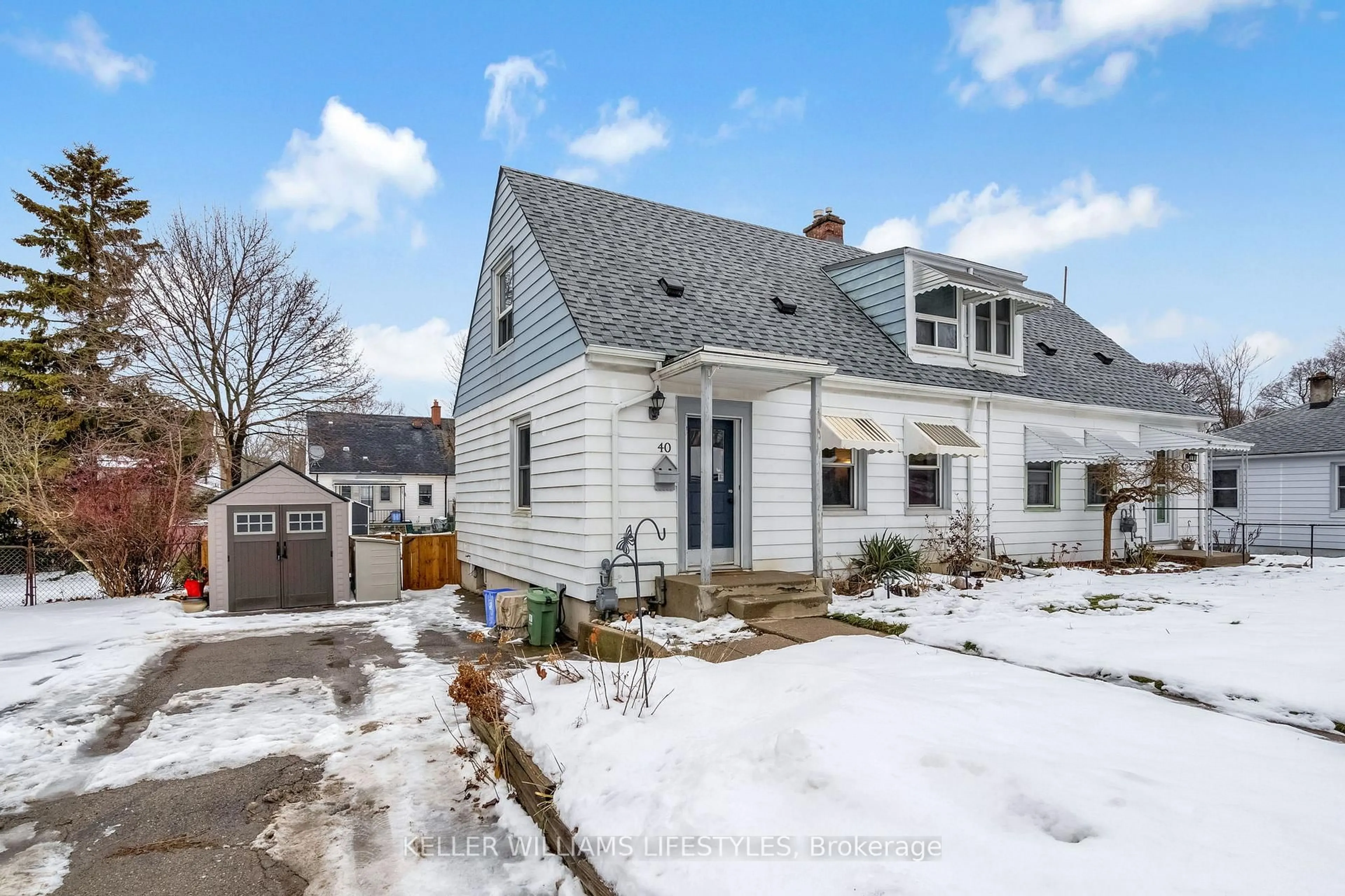 Home with vinyl exterior material, street for 40 Elliott St, London East Ontario N5Y 2E4