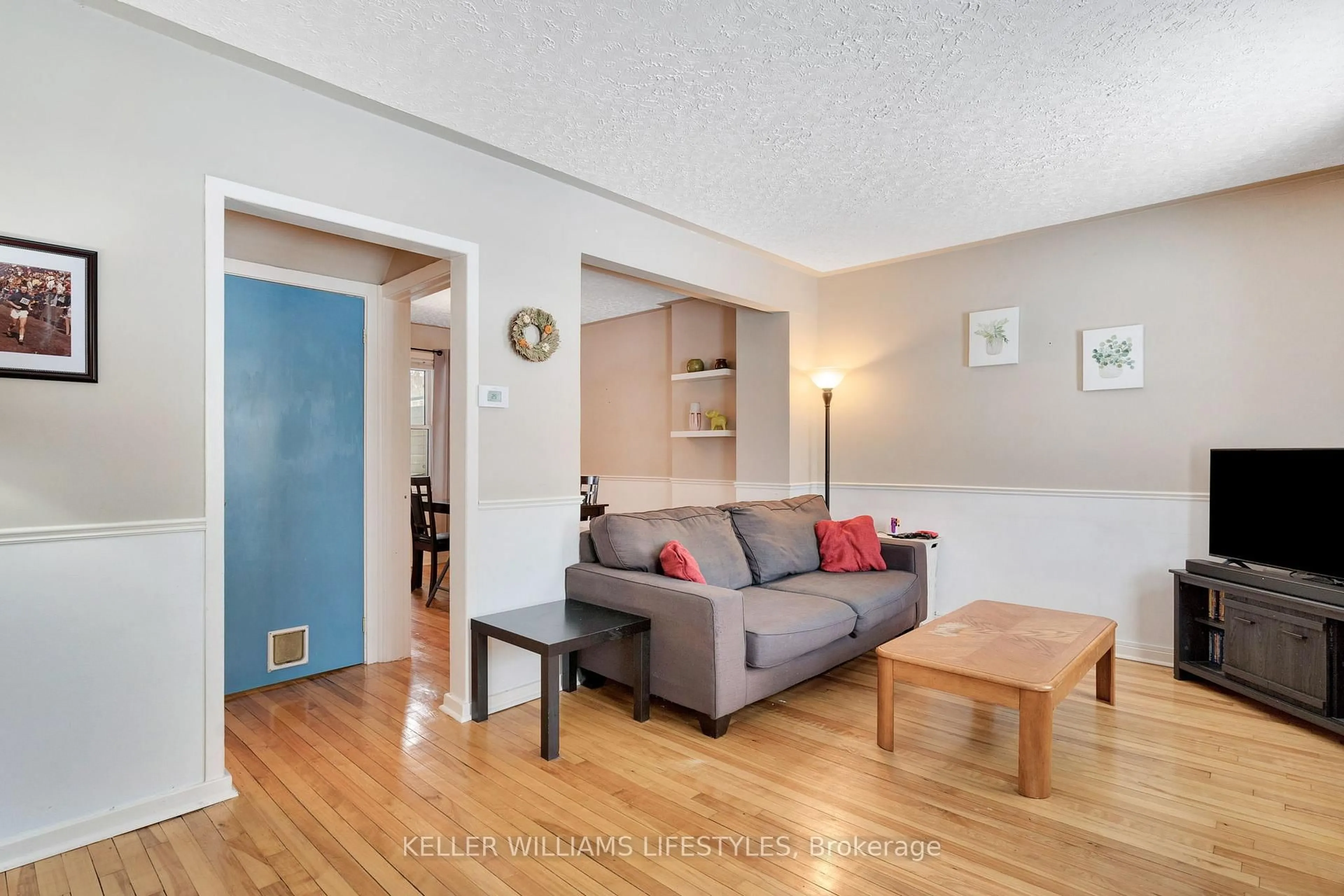 Living room with furniture, wood/laminate floor for 40 Elliott St, London East Ontario N5Y 2E4