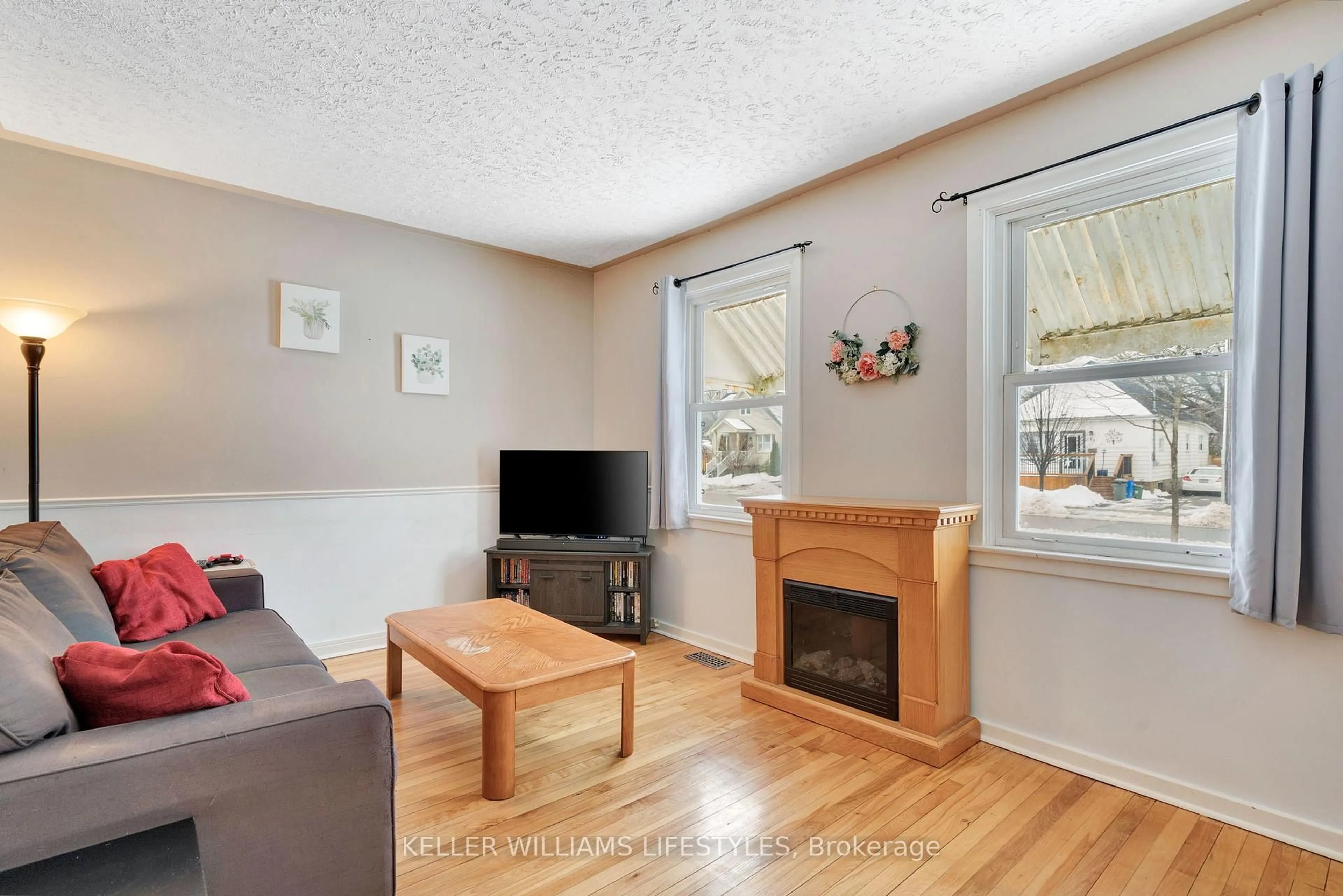 Living room with furniture, wood/laminate floor for 40 Elliott St, London East Ontario N5Y 2E4