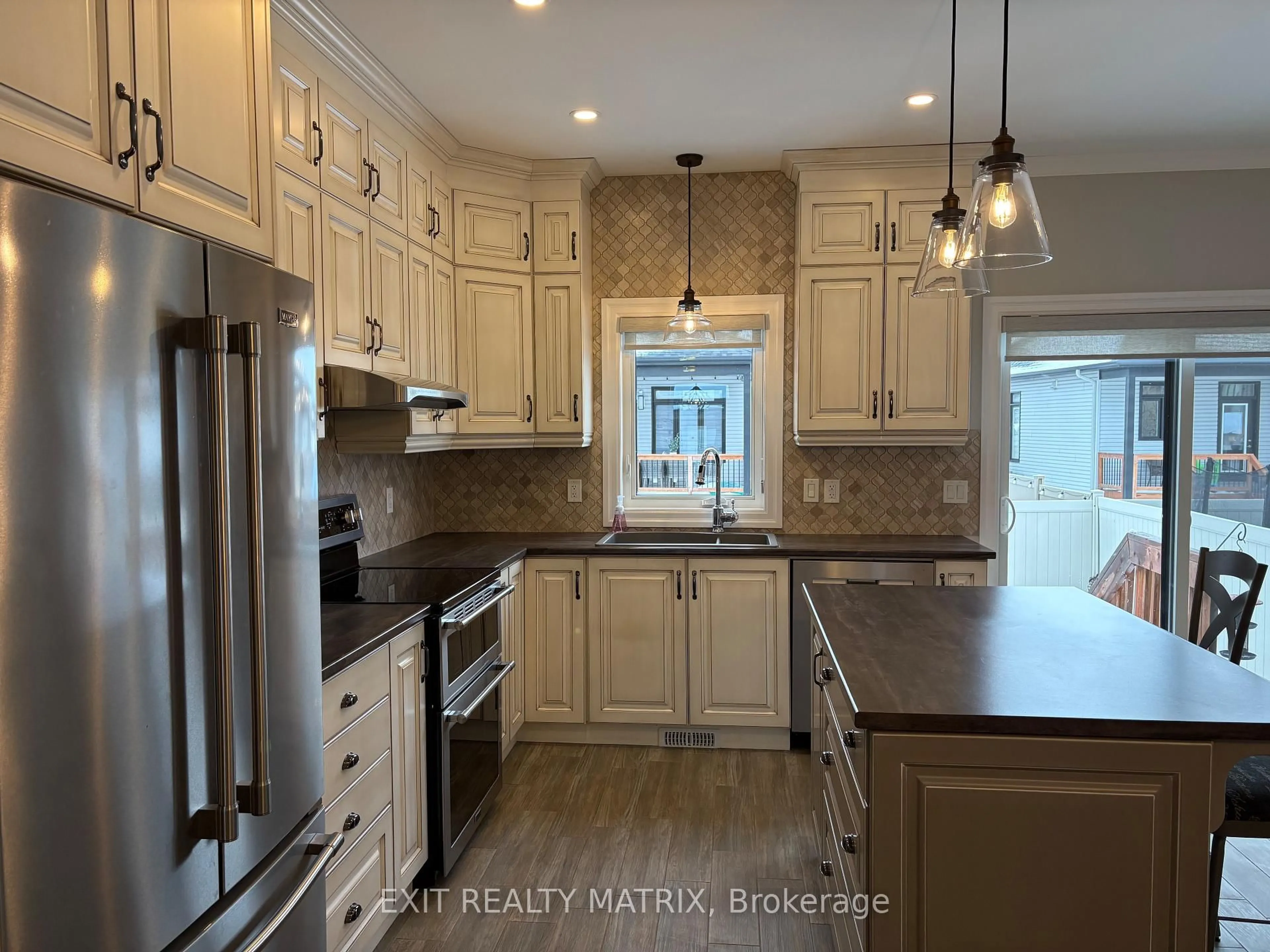 Open concept kitchen, ceramic/tile floor for 265 Belfort St, Russell Ontario K0A 1W0