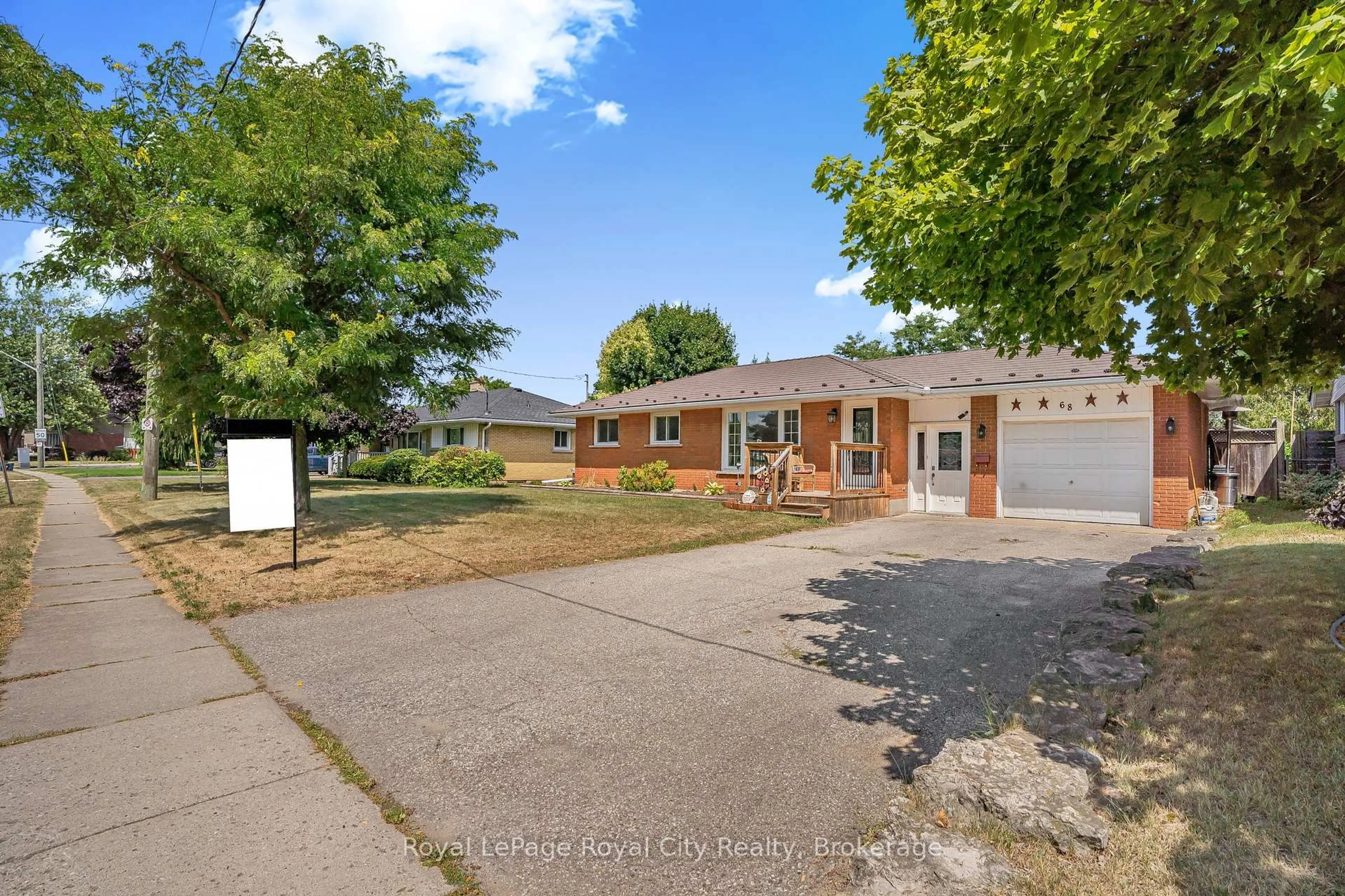 A pic from outside/outdoor area/front of a property/back of a property/a pic from drone, street for 68 Sunset Blvd, Cambridge Ontario N1S 1A7