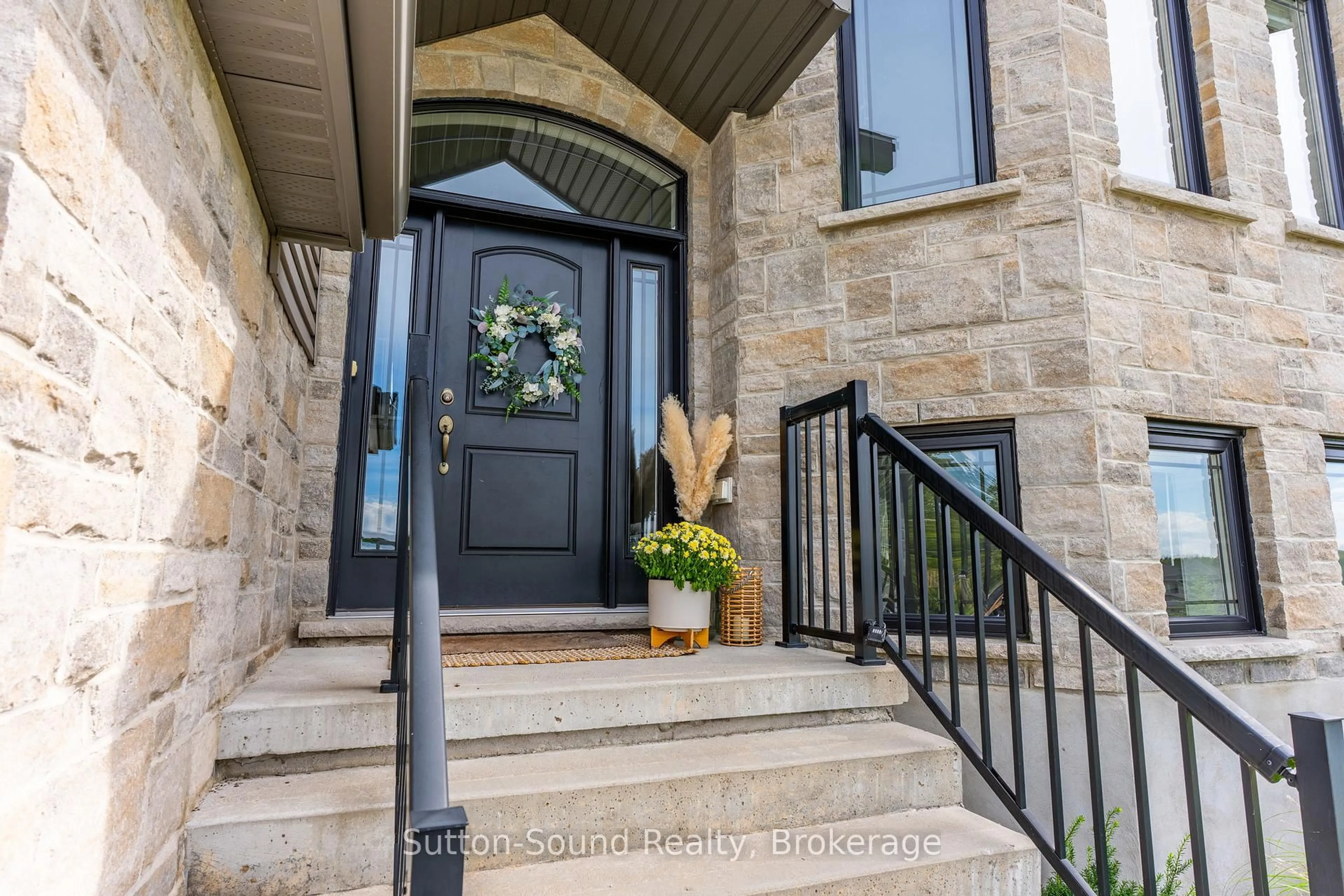 Indoor entryway for 111 Donway Dr, Chatsworth Ontario N0H 1G0