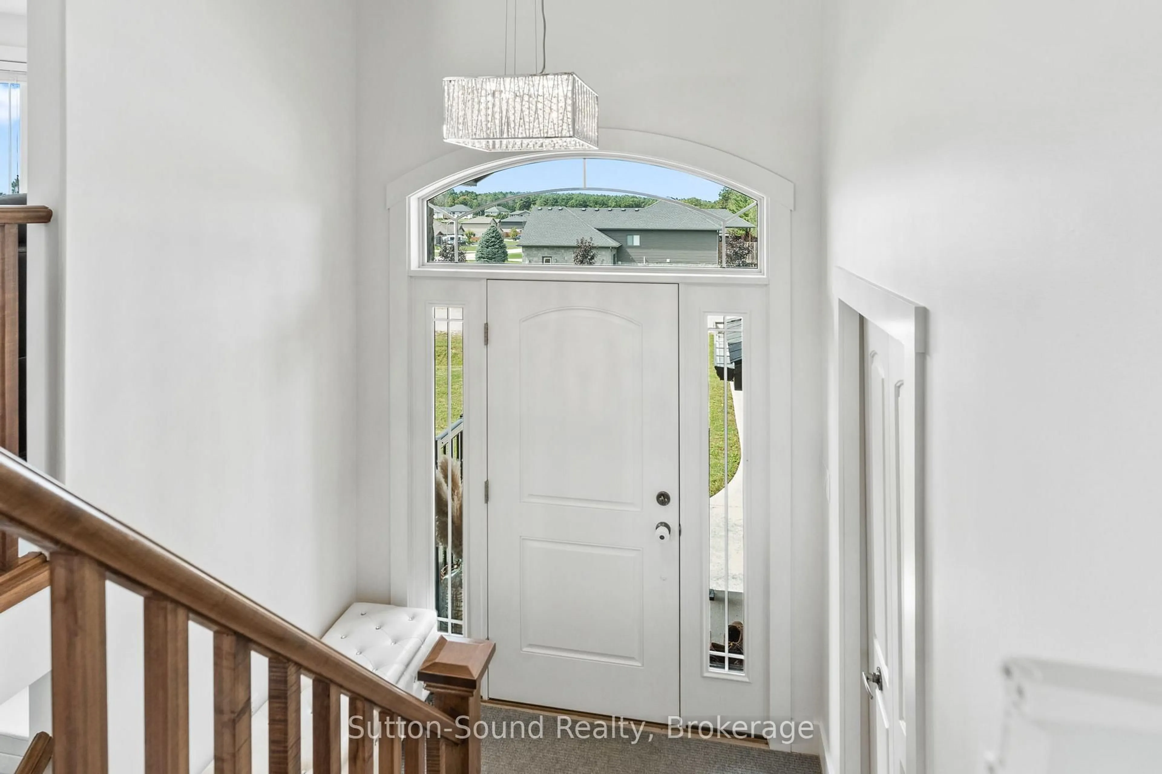 Indoor entryway for 111 Donway Dr, Chatsworth Ontario N0H 1G0