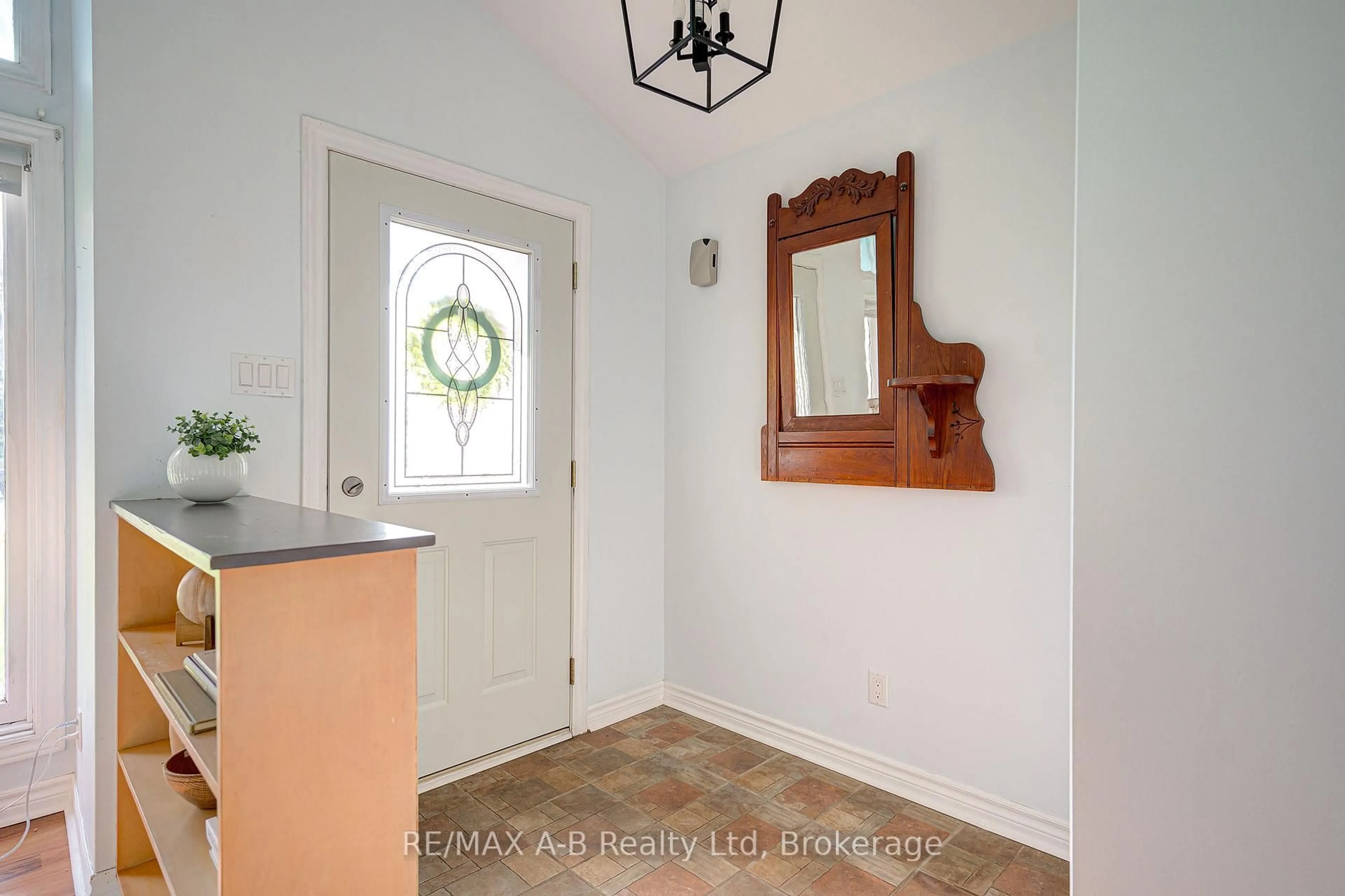 Indoor entryway for 3981 111 Rd, Perth East Ontario N5A 6S5