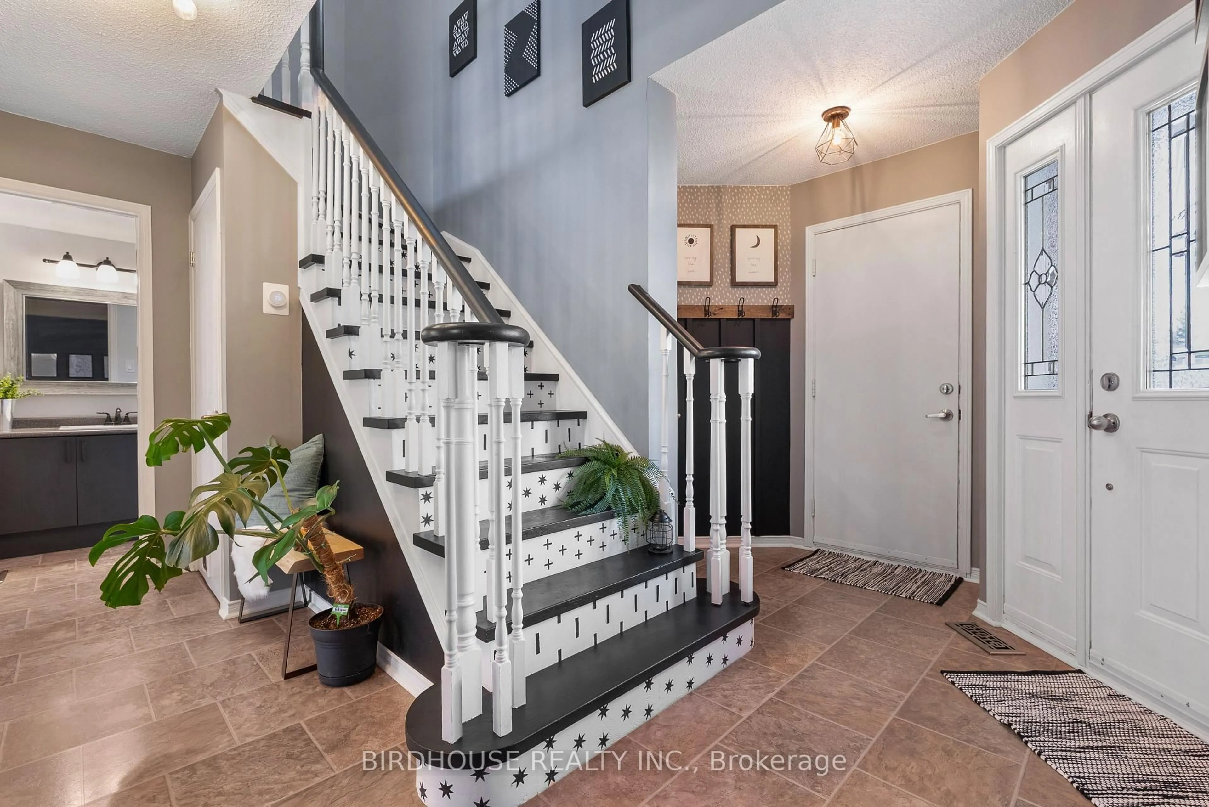Indoor entryway for 56 Champlain Blvd, Kawartha Lakes Ontario K9V 4R1