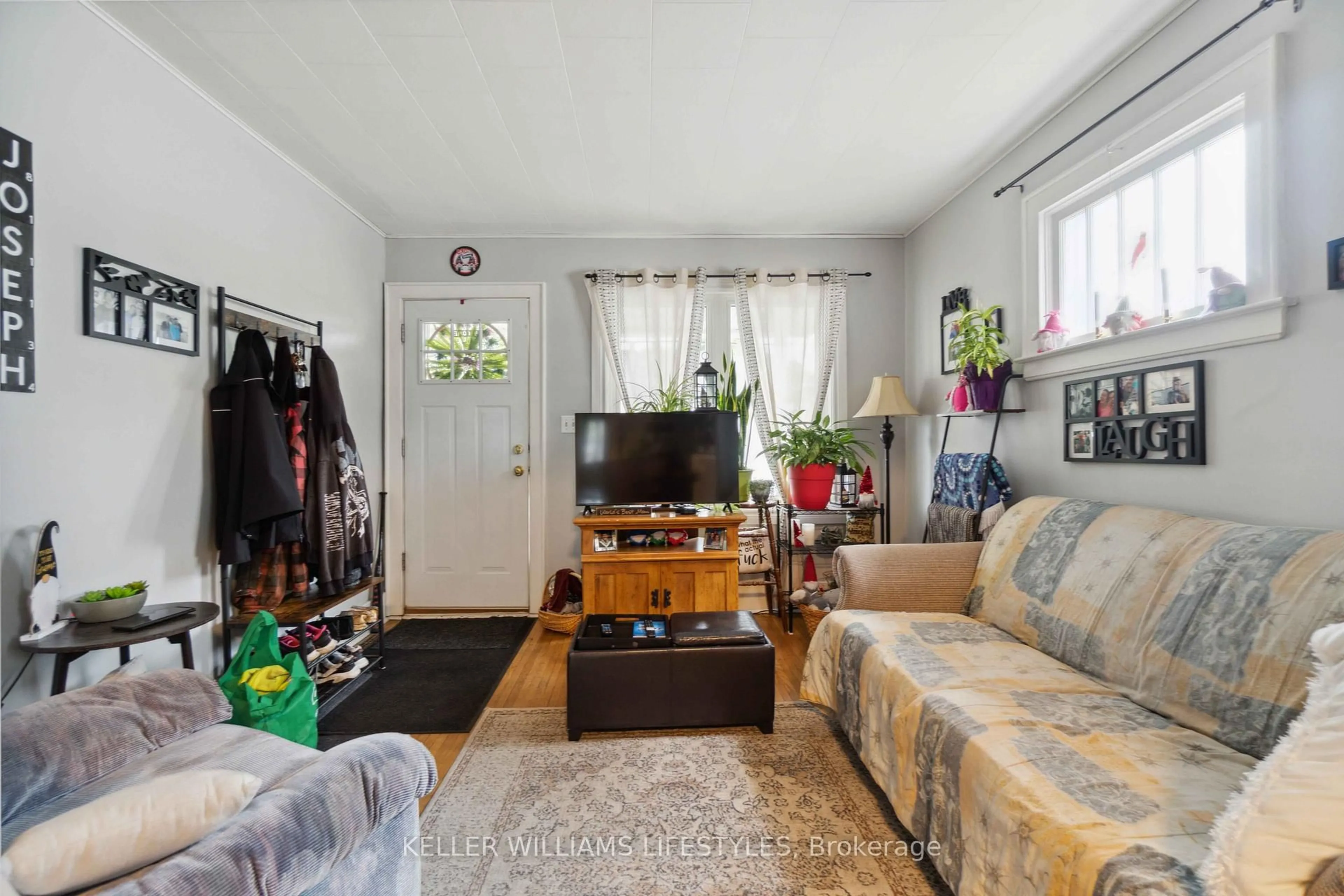 Living room with furniture, unknown for 356 EXMOUTH St, Sarnia Ontario N7T 5N6