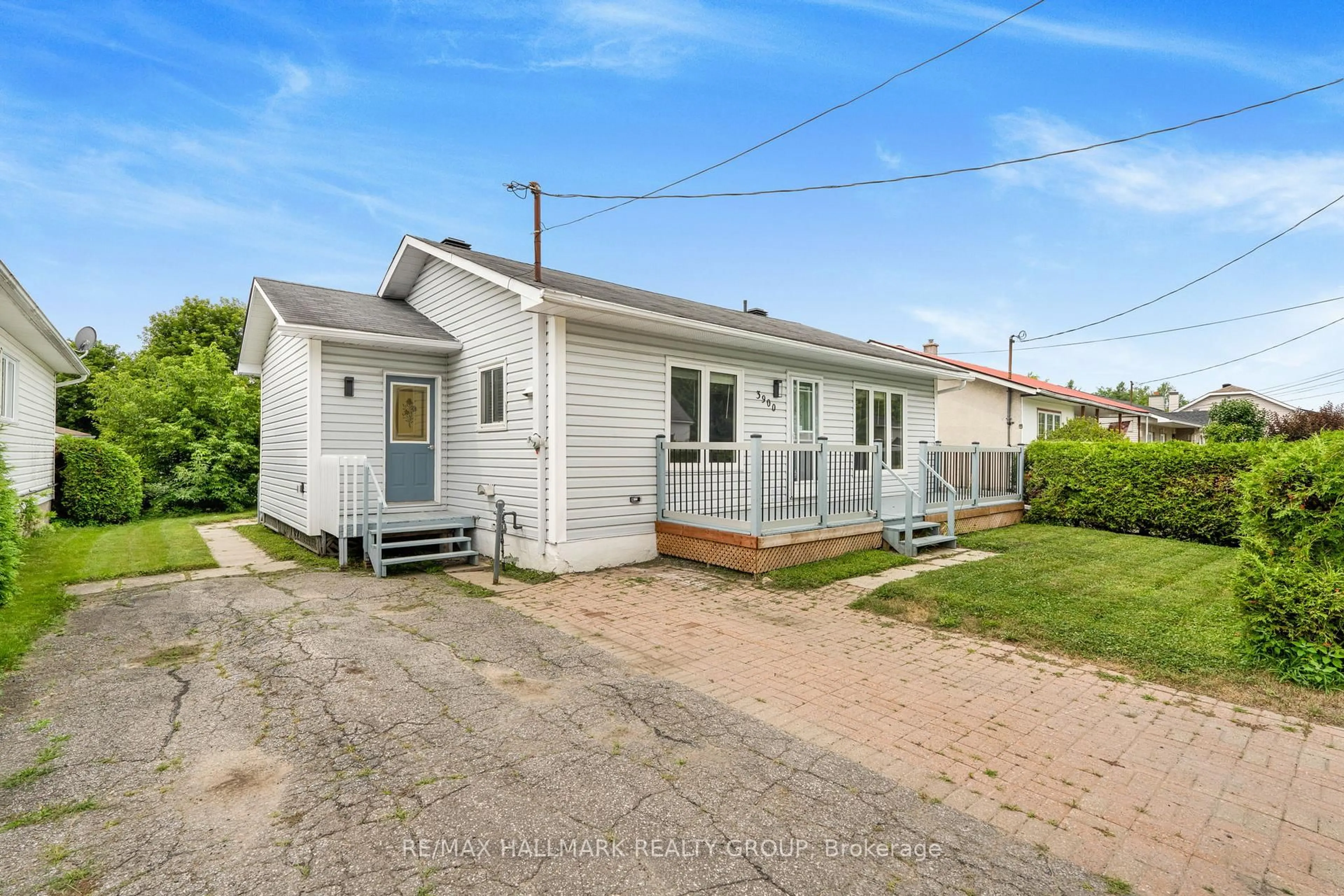 A pic from outside/outdoor area/front of a property/back of a property/a pic from drone, street for 3900 Champlain Rd, Clarence-Rockland Ontario K0A 1E0