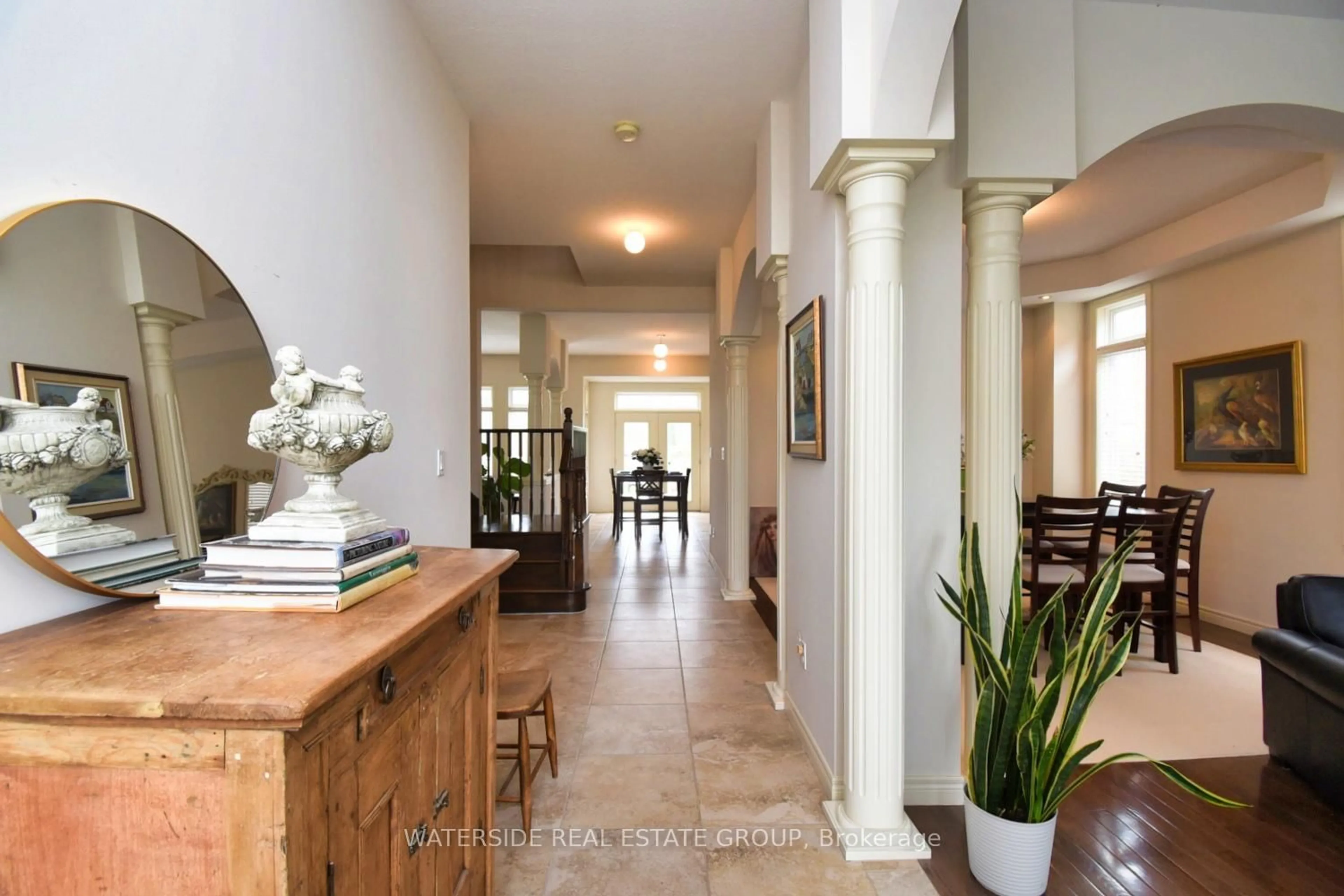 Indoor foyer for 321 Braithwaite Ave, Hamilton Ontario L9G 5A7