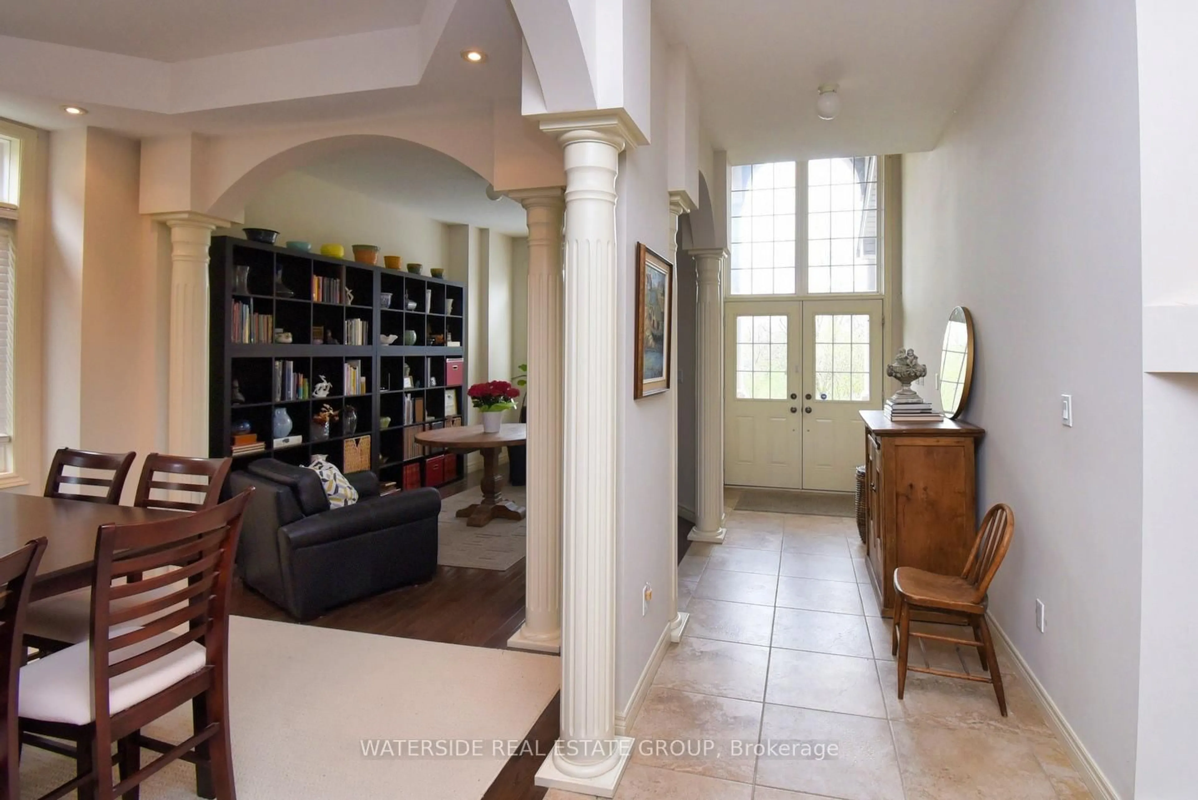 Indoor foyer for 321 Braithwaite Ave, Hamilton Ontario L9G 5A7