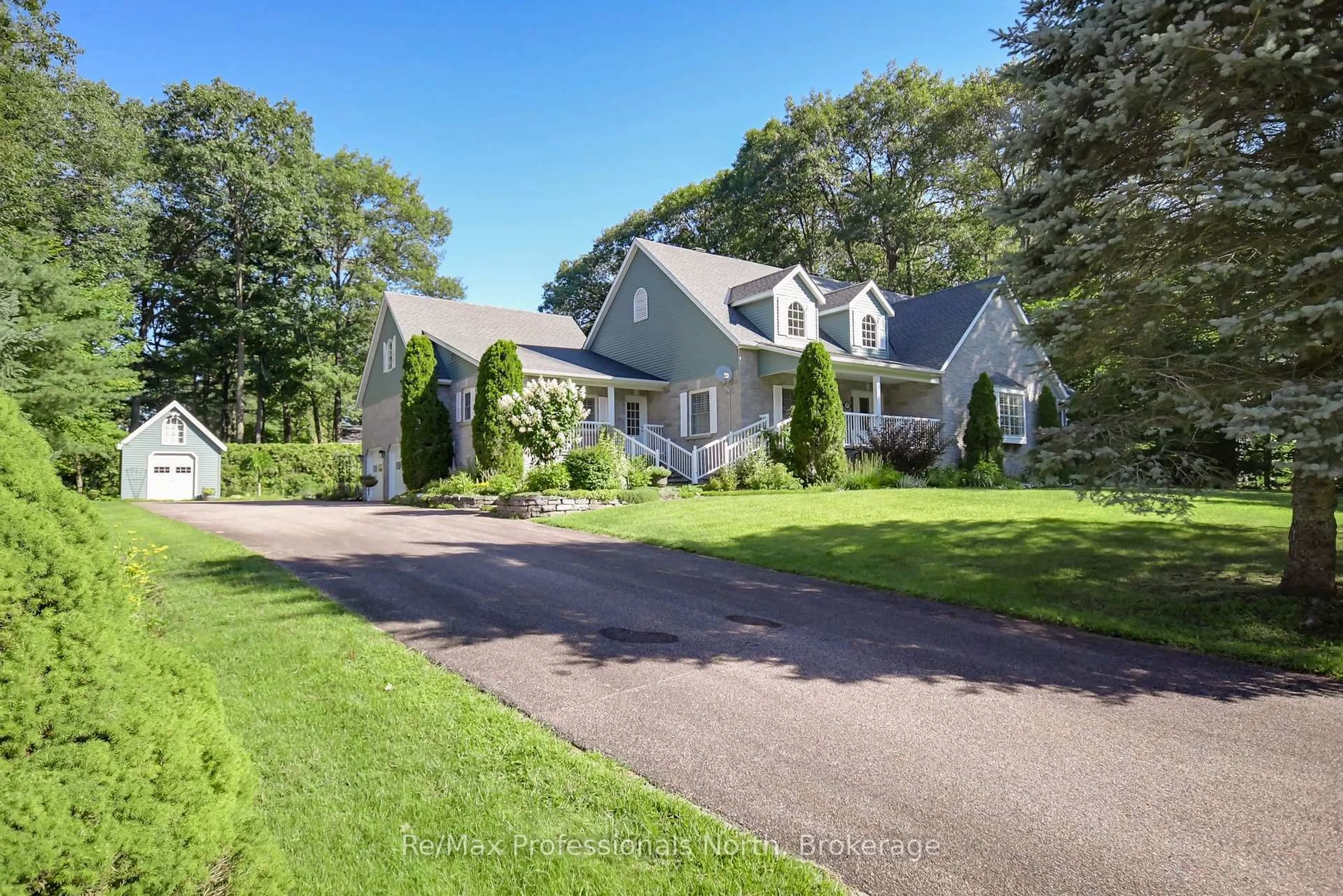 A pic from outside/outdoor area/front of a property/back of a property/a pic from drone, street for 160 Tiffany Tr, Gravenhurst Ontario P1P 1A6