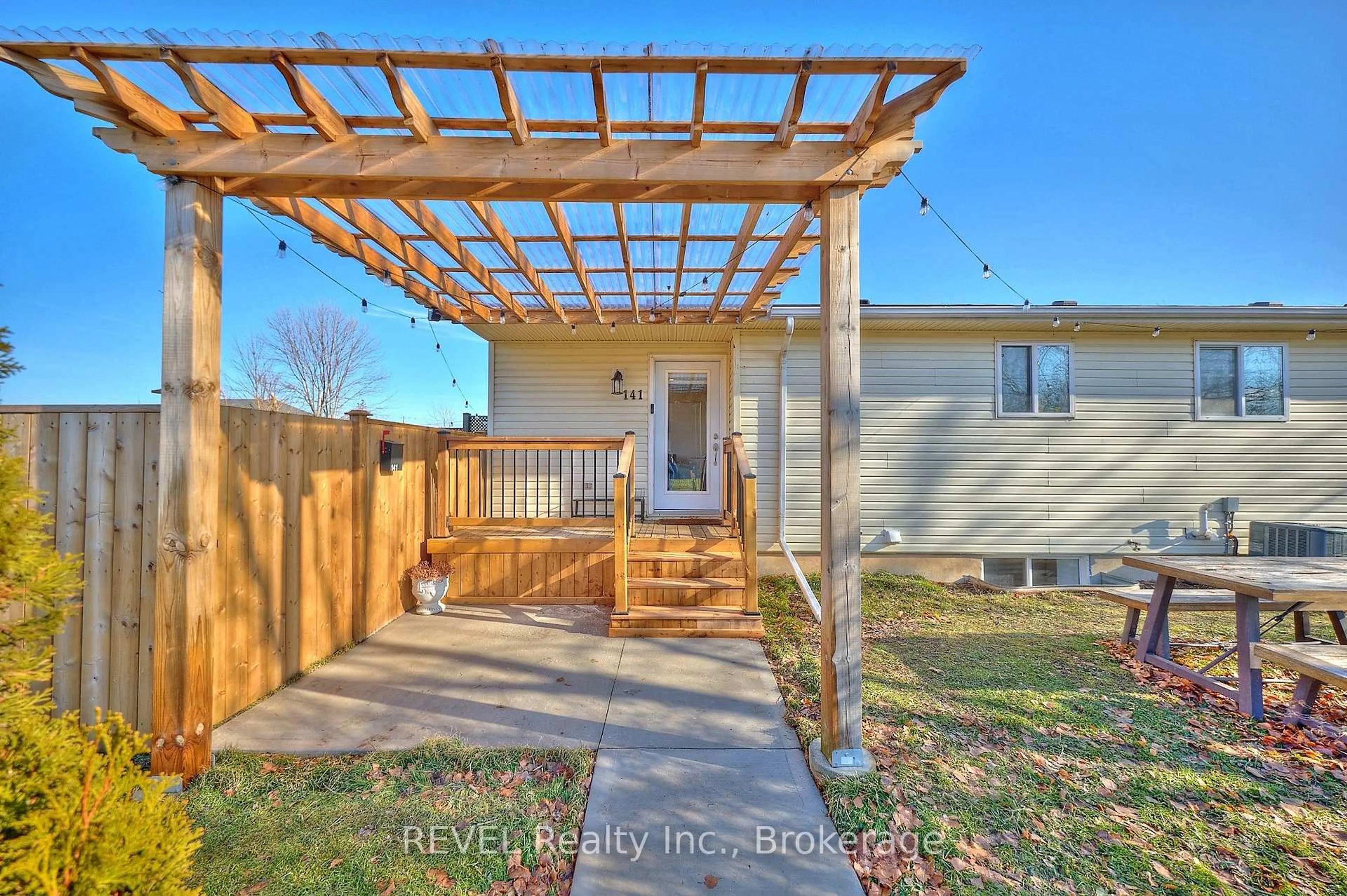 Patio, unknown for 141 Douglas St, Fort Erie Ontario L2A 6V3