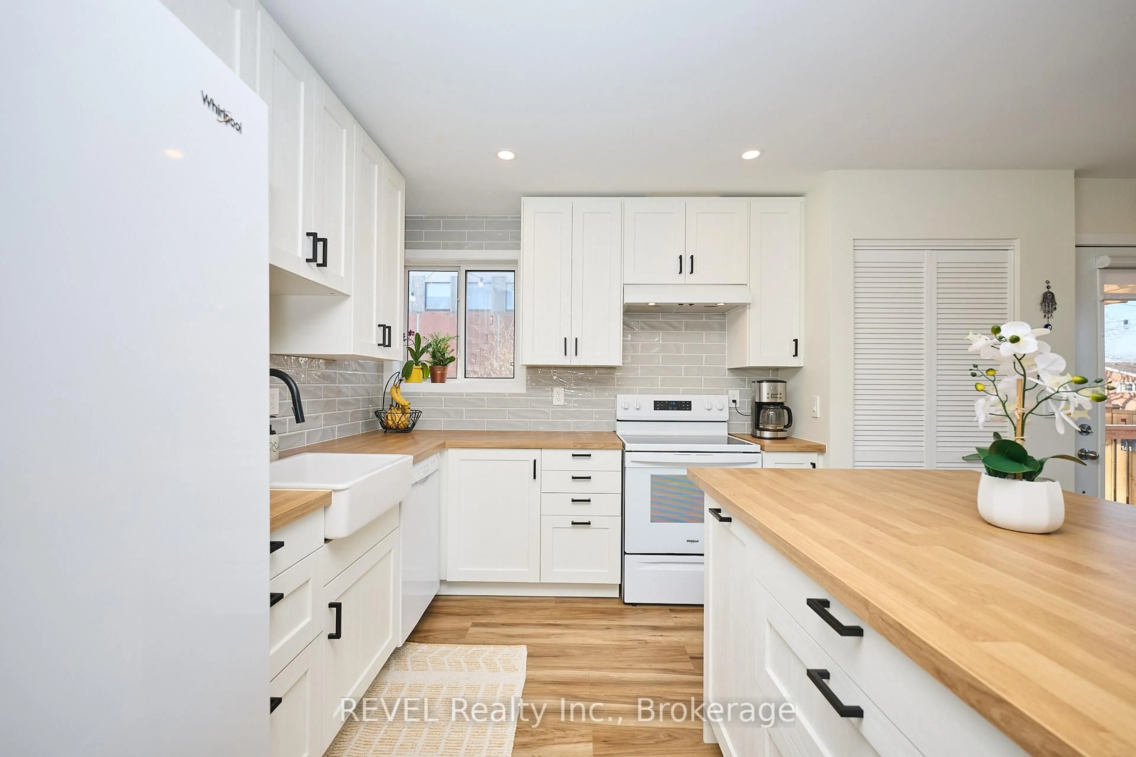 Open concept kitchen, wood/laminate floor for 141 Douglas St, Fort Erie Ontario L2A 6V3