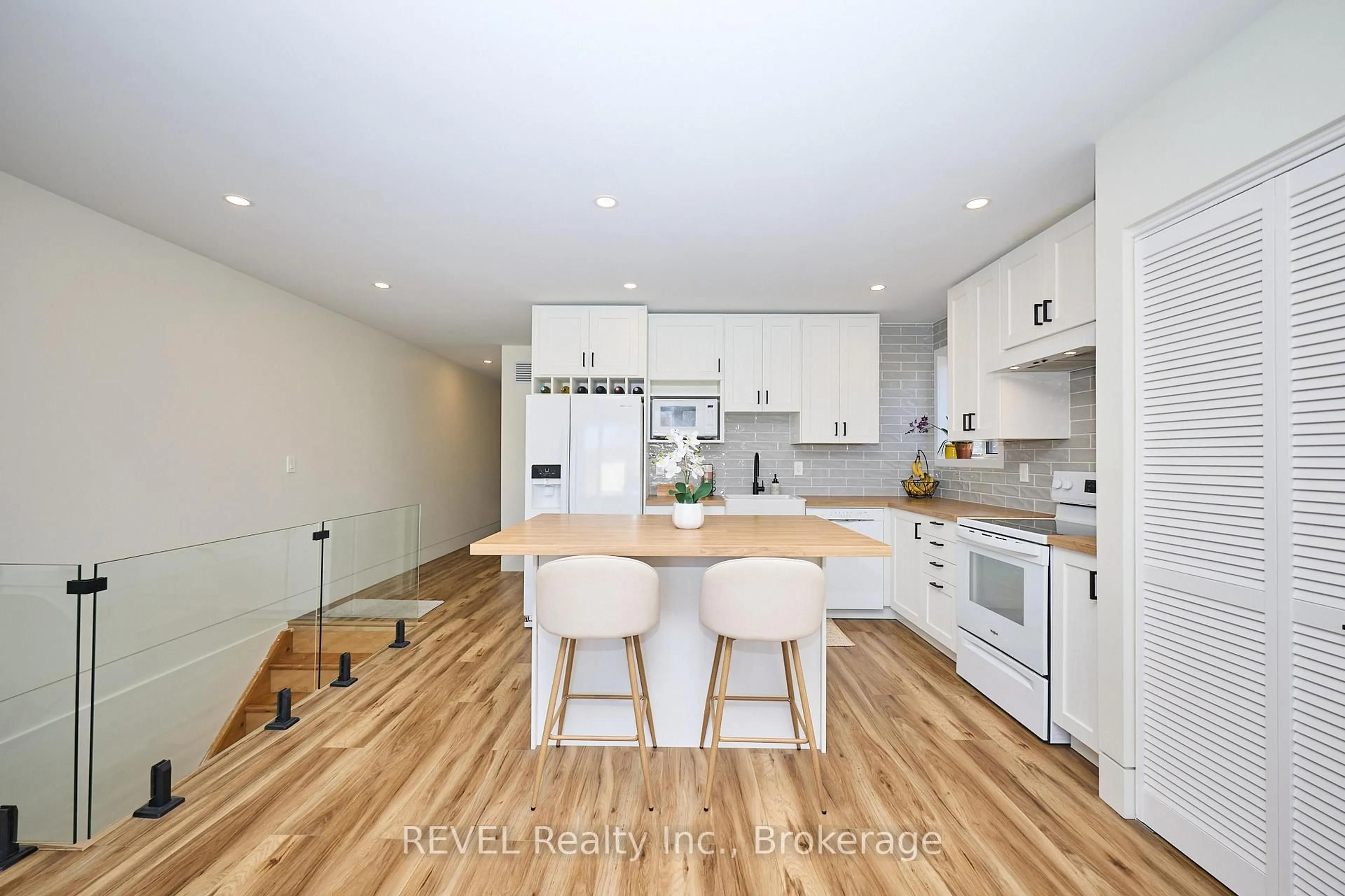 Open concept kitchen, wood/laminate floor for 141 Douglas St, Fort Erie Ontario L2A 6V3